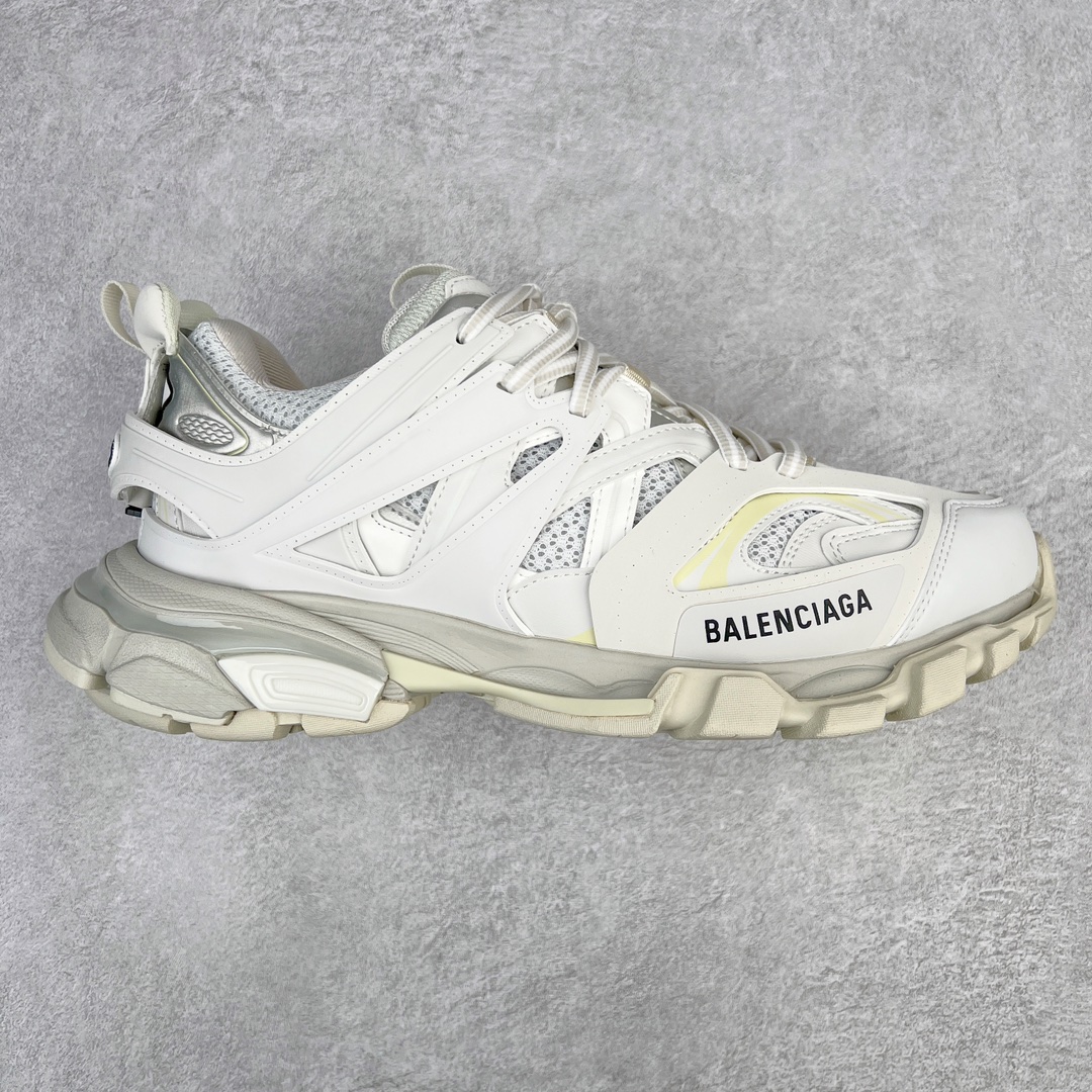 💰460 ＃VG零售版 BALENCIAGA Track Led Trainers 巴黎世家复古灯鞋潮流百搭老爹鞋 充电接口处在Track下方电池容量：单次充电满充可使用16-20小时 在后跟位置增加了可充电 LED 灯带的部分 只需单击「Track」键即可点亮 并设有红、黄、蓝、绿、紫等 11 种不同的灯光模式 大大增加了鞋款的吸睛度 而电量耗尽之后则需要通过附赠的充电线进行充电 成份：47%涤纶 40%聚氨酯纤维 13%Nylon 采用尼龙和网眼布制成 100%不含皮革 尺码饰于足尖 鞋后跟压印Track字样 外底正面压印BB标识 外侧印有Balenciaga印花 鞋舌压印Balenciaga标识 双鞋带以常规方式打结 后帮及鞋舌配有拉环鞋提 动态鞋底设计 为双脚带来后续的助力 50毫米鞋弓 水洗做旧风格 中国制造 此商品提供Balenciaga防尘袋和包装盒 全套原纸板楦头开发 最原汁原味的灵魂版型 全鞋荧光划线卡点 胶水把控整洁度追求极致完美 每一双都是工艺品 多重QC质检 超越公司货的品控标准 实实在在的免检产品 原盒原配 正确字体电绣 粗细、位置、大小正确 侧边TPU 透气孔匹配意产原版 正确分离大底 TPU软底 原版一致大底LOGO 立体感十足 原厂皮料水洗做旧 采购原厂网纱 正常尺码 尺码：35 36 37 38 39 40 41 42 43 44 45 46 编码：by5936030-运动鞋