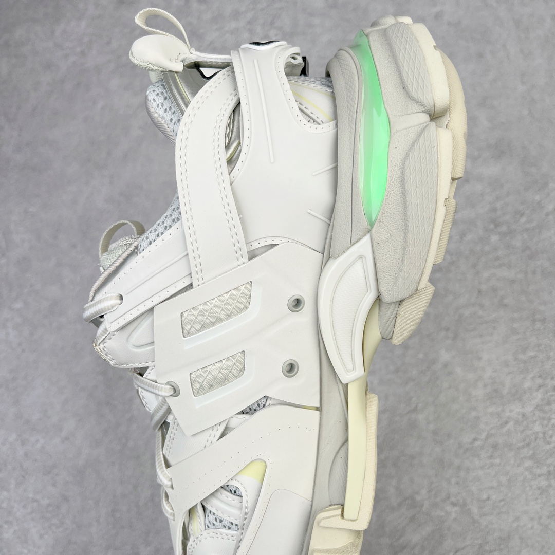 图片[7]-💰460 ＃VG零售版 BALENCIAGA Track Led Trainers 巴黎世家复古灯鞋潮流百搭老爹鞋 充电接口处在Track下方电池容量：单次充电满充可使用16-20小时 在后跟位置增加了可充电 LED 灯带的部分 只需单击「Track」键即可点亮 并设有红、黄、蓝、绿、紫等 11 种不同的灯光模式 大大增加了鞋款的吸睛度 而电量耗尽之后则需要通过附赠的充电线进行充电 成份：47%涤纶 40%聚氨酯纤维 13%Nylon 采用尼龙和网眼布制成 100%不含皮革 尺码饰于足尖 鞋后跟压印Track字样 外底正面压印BB标识 外侧印有Balenciaga印花 鞋舌压印Balenciaga标识 双鞋带以常规方式打结 后帮及鞋舌配有拉环鞋提 动态鞋底设计 为双脚带来后续的助力 50毫米鞋弓 水洗做旧风格 中国制造 此商品提供Balenciaga防尘袋和包装盒 全套原纸板楦头开发 最原汁原味的灵魂版型 全鞋荧光划线卡点 胶水把控整洁度追求极致完美 每一双都是工艺品 多重QC质检 超越公司货的品控标准 实实在在的免检产品 原盒原配 正确字体电绣 粗细、位置、大小正确 侧边TPU 透气孔匹配意产原版 正确分离大底 TPU软底 原版一致大底LOGO 立体感十足 原厂皮料水洗做旧 采购原厂网纱 正常尺码 尺码：35 36 37 38 39 40 41 42 43 44 45 46 编码：by5936030-运动鞋