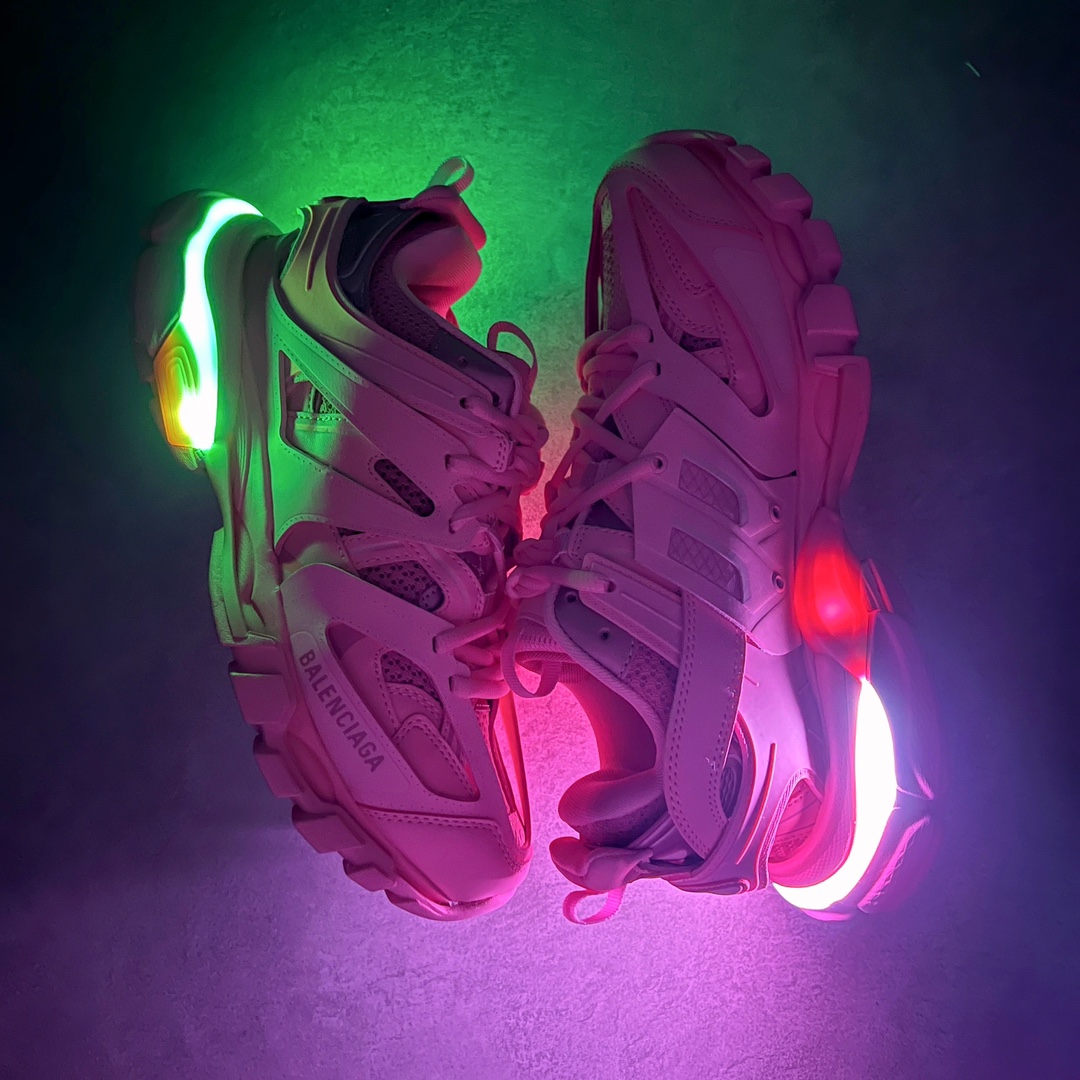 图片[3]-💰460 ＃VG零售版 BALENCIAGA Track Led Trainers 巴黎世家复古灯鞋潮流百搭老爹鞋 充电接口处在Track下方电池容量：单次充电满充可使用16-20小时 在后跟位置增加了可充电 LED 灯带的部分 只需单击「Track」键即可点亮 并设有红、黄、蓝、绿、紫等 11 种不同的灯光模式 大大增加了鞋款的吸睛度 而电量耗尽之后则需要通过附赠的充电线进行充电 成份：47%涤纶 40%聚氨酯纤维 13%Nylon 采用尼龙和网眼布制成 100%不含皮革 尺码饰于足尖 鞋后跟压印Track字样 外底正面压印BB标识 外侧印有Balenciaga印花 鞋舌压印Balenciaga标识 双鞋带以常规方式打结 后帮及鞋舌配有拉环鞋提 动态鞋底设计 为双脚带来后续的助力 50毫米鞋弓 水洗做旧风格 中国制造 此商品提供Balenciaga防尘袋和包装盒 全套原纸板楦头开发 最原汁原味的灵魂版型 全鞋荧光划线卡点 胶水把控整洁度追求极致完美 每一双都是工艺品 多重QC质检 超越公司货的品控标准 实实在在的免检产品 原盒原配 正确字体电绣 粗细、位置、大小正确 侧边TPU 透气孔匹配意产原版 正确分离大底 TPU软底 原版一致大底LOGO 立体感十足 原厂皮料水洗做旧 采购原厂网纱 正常尺码 尺码：35 36 37 38 39 40 41 42 43 44 45 46 编码：by5936030-运动鞋