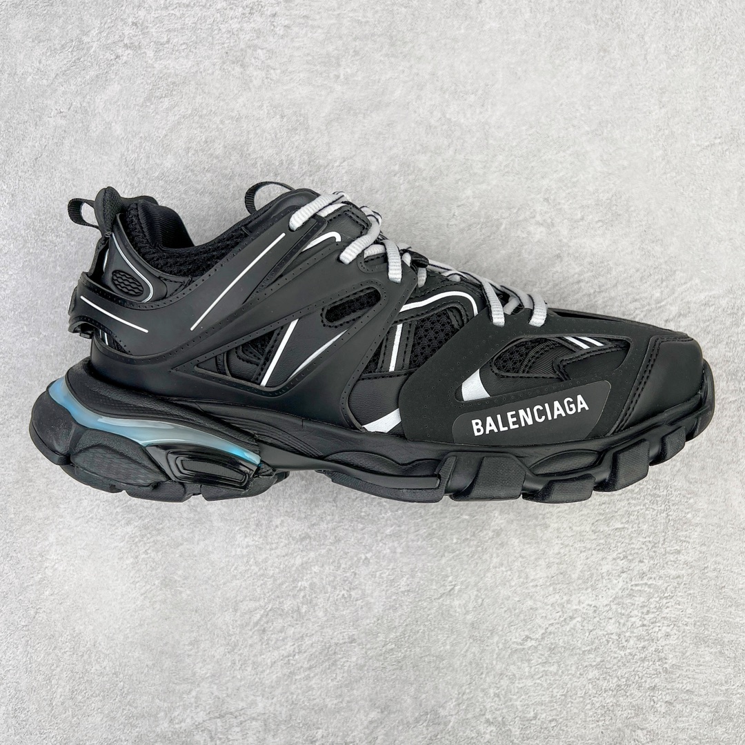 💰460 ＃VG零售版 BALENCIAGA Track Led Trainers 巴黎世家复古灯鞋潮流百搭老爹鞋 充电接口处在Track下方电池容量：单次充电满充可使用16-20小时 在后跟位置增加了可充电 LED 灯带的部分 只需单击「Track」键即可点亮 并设有红、黄、蓝、绿、紫等 11 种不同的灯光模式 大大增加了鞋款的吸睛度 而电量耗尽之后则需要通过附赠的充电线进行充电 成份：47%涤纶 40%聚氨酯纤维 13%Nylon 采用尼龙和网眼布制成 100%不含皮革 尺码饰于足尖 鞋后跟压印Track字样 外底正面压印BB标识 外侧印有Balenciaga印花 鞋舌压印Balenciaga标识 双鞋带以常规方式打结 后帮及鞋舌配有拉环鞋提 动态鞋底设计 为双脚带来后续的助力 50毫米鞋弓 水洗做旧风格 中国制造 此商品提供Balenciaga防尘袋和包装盒 全套原纸板楦头开发 最原汁原味的灵魂版型 全鞋荧光划线卡点 胶水把控整洁度追求极致完美 每一双都是工艺品 多重QC质检 超越公司货的品控标准 实实在在的免检产品 原盒原配 正确字体电绣 粗细、位置、大小正确 侧边TPU 透气孔匹配意产原版 正确分离大底 TPU软底 原版一致大底LOGO 立体感十足 原厂皮料水洗做旧 采购原厂网纱 正常尺码 尺码：35 36 37 38 39 40 41 42 43 44 45 46 编码：by5936030-运动鞋