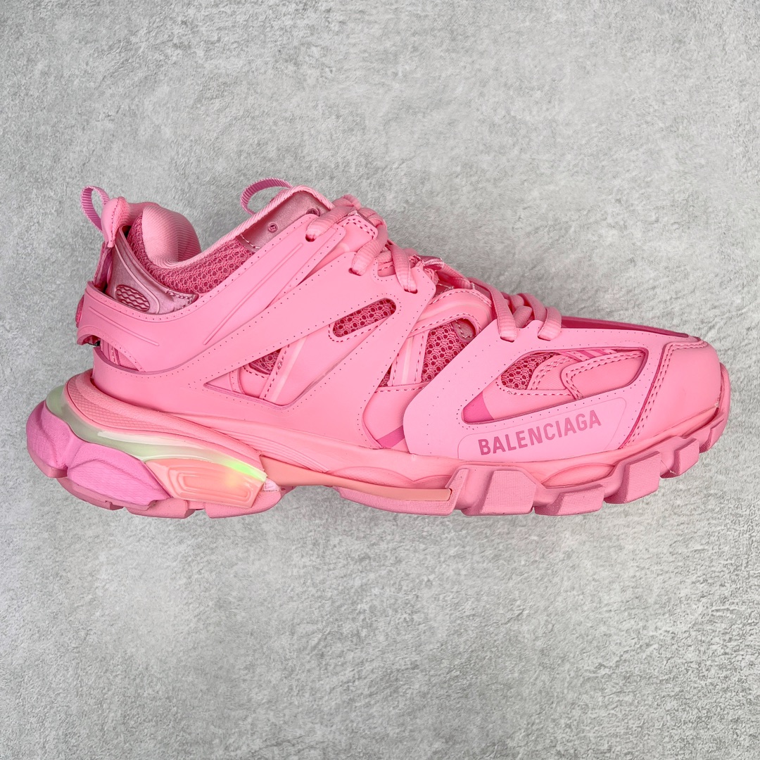 图片[6]-💰460 ＃VG零售版 BALENCIAGA Track Led Trainers 巴黎世家复古灯鞋潮流百搭老爹鞋 充电接口处在Track下方电池容量：单次充电满充可使用16-20小时 在后跟位置增加了可充电 LED 灯带的部分 只需单击「Track」键即可点亮 并设有红、黄、蓝、绿、紫等 11 种不同的灯光模式 大大增加了鞋款的吸睛度 而电量耗尽之后则需要通过附赠的充电线进行充电 成份：47%涤纶 40%聚氨酯纤维 13%Nylon 采用尼龙和网眼布制成 100%不含皮革 尺码饰于足尖 鞋后跟压印Track字样 外底正面压印BB标识 外侧印有Balenciaga印花 鞋舌压印Balenciaga标识 双鞋带以常规方式打结 后帮及鞋舌配有拉环鞋提 动态鞋底设计 为双脚带来后续的助力 50毫米鞋弓 水洗做旧风格 中国制造 此商品提供Balenciaga防尘袋和包装盒 全套原纸板楦头开发 最原汁原味的灵魂版型 全鞋荧光划线卡点 胶水把控整洁度追求极致完美 每一双都是工艺品 多重QC质检 超越公司货的品控标准 实实在在的免检产品 原盒原配 正确字体电绣 粗细、位置、大小正确 侧边TPU 透气孔匹配意产原版 正确分离大底 TPU软底 原版一致大底LOGO 立体感十足 原厂皮料水洗做旧 采购原厂网纱 正常尺码 尺码：35 36 37 38 39 40 41 42 43 44 45 46 编码：by5936030-运动鞋