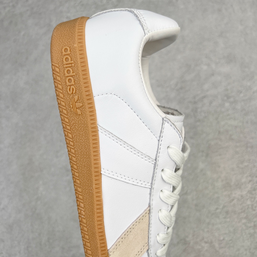 图片[6]-＃特价福利 AD Originals BW Army 德训系列绅士军用训练风百搭休闲运动板鞋 以有 40 年历史的 German Trainer 最早是一款专为德国联邦军定制的室内训练鞋 并由在斯洛伐克的工厂代工生产 如今却凭藉出众的外形设计成为众多时尚品牌青睐的对象 比如 Maison Margiela 出品的 Replica Sneaker 便是其中的佼佼者 而今季 Originals 也将重新推出一款以「德训」为蓝本的 BW Army 训练鞋 并带来白色和黑色两款最经典的元年设计 新鞋款除了采用优质皮革结合麂皮制作鞋身外 更还原了 German Trainer 最具代表性的生胶大底 辨识度满载之余也更加耐穿 尺码：36 36⅔ 37⅓ 38 38⅔ 39⅓ 40 40⅔ 41⅓ 42 42⅔ 43⅓ 44-选品中心