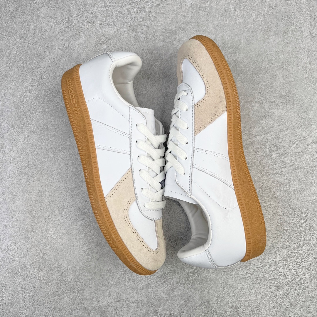 图片[3]-＃特价福利 AD Originals BW Army 德训系列绅士军用训练风百搭休闲运动板鞋 以有 40 年历史的 German Trainer 最早是一款专为德国联邦军定制的室内训练鞋 并由在斯洛伐克的工厂代工生产 如今却凭藉出众的外形设计成为众多时尚品牌青睐的对象 比如 Maison Margiela 出品的 Replica Sneaker 便是其中的佼佼者 而今季 Originals 也将重新推出一款以「德训」为蓝本的 BW Army 训练鞋 并带来白色和黑色两款最经典的元年设计 新鞋款除了采用优质皮革结合麂皮制作鞋身外 更还原了 German Trainer 最具代表性的生胶大底 辨识度满载之余也更加耐穿 尺码：36 36⅔ 37⅓ 38 38⅔ 39⅓ 40 40⅔ 41⅓ 42 42⅔ 43⅓ 44-选品中心