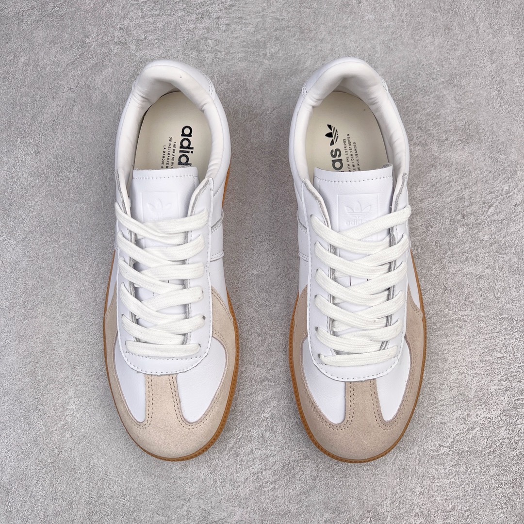 图片[2]-＃特价福利 AD Originals BW Army 德训系列绅士军用训练风百搭休闲运动板鞋 以有 40 年历史的 German Trainer 最早是一款专为德国联邦军定制的室内训练鞋 并由在斯洛伐克的工厂代工生产 如今却凭藉出众的外形设计成为众多时尚品牌青睐的对象 比如 Maison Margiela 出品的 Replica Sneaker 便是其中的佼佼者 而今季 Originals 也将重新推出一款以「德训」为蓝本的 BW Army 训练鞋 并带来白色和黑色两款最经典的元年设计 新鞋款除了采用优质皮革结合麂皮制作鞋身外 更还原了 German Trainer 最具代表性的生胶大底 辨识度满载之余也更加耐穿 尺码：36 36⅔ 37⅓ 38 38⅔ 39⅓ 40 40⅔ 41⅓ 42 42⅔ 43⅓ 44-选品中心