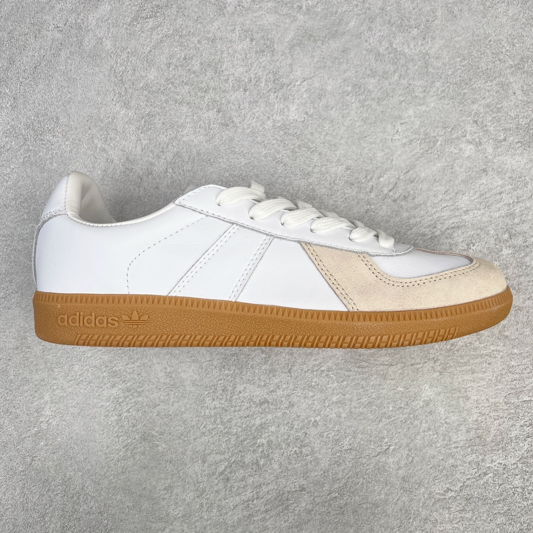 ＃特价福利 AD Originals BW Army 德训系列绅士军用训练风百搭休闲运动板鞋 以有 40 年历史的 German Trainer 最早是一款专为德国联邦军定制的室内训练鞋 并由在斯洛伐克的工厂代工生产 如今却凭藉出众的外形设计成为众多时尚品牌青睐的对象 比如 Maison Margiela 出品的 Replica Sneaker 便是其中的佼佼者 而今季 Originals 也将重新推出一款以「德训」为蓝本的 BW Army 训练鞋 并带来白色和黑色两款最经典的元年设计 新鞋款除了采用优质皮革结合麂皮制作鞋身外 更还原了 German Trainer 最具代表性的生胶大底 辨识度满载之余也更加耐穿 尺码：36 36⅔ 37⅓ 38 38⅔ 39⅓ 40 40⅔ 41⅓ 42 42⅔ 43⅓ 44-选品中心