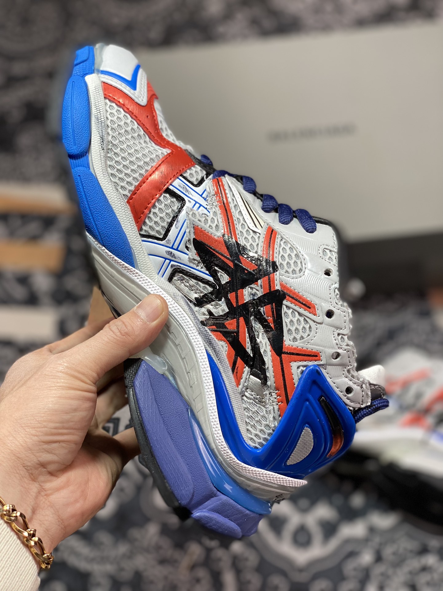 520  巴黎世家BALENCIAGA Runner Sneaker"Grey/Black/Blue/Red"慢跑慢跑鞋“解构破坏灰蓝红黑涂鸦LOGO”677402 W3RB6 1264