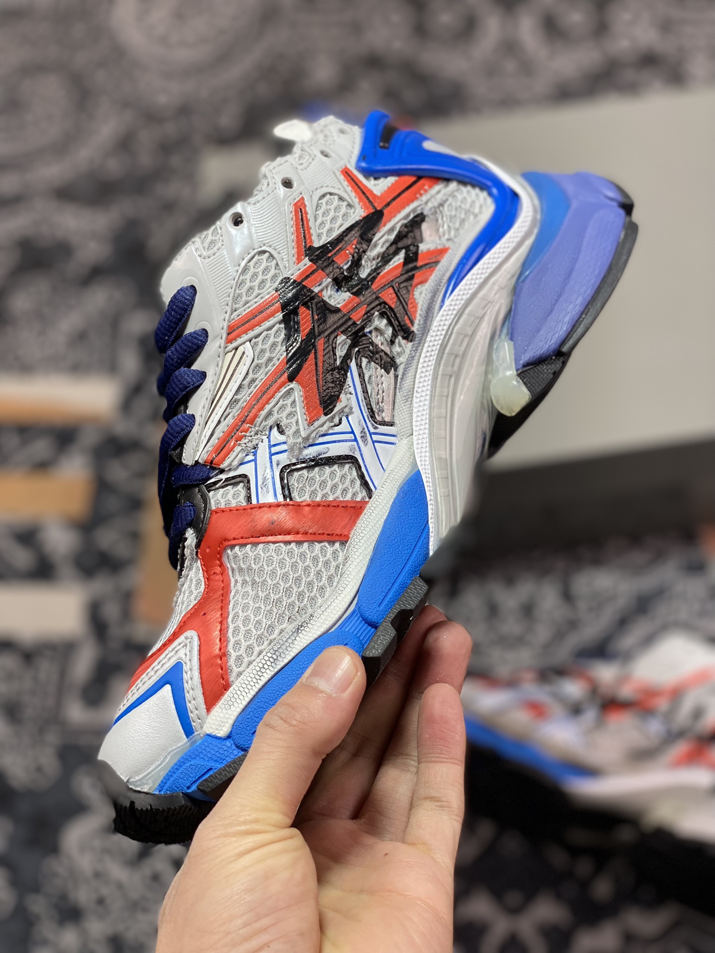 520  巴黎世家BALENCIAGA Runner Sneaker"Grey/Black/Blue/Red"慢跑慢跑鞋“解构破坏灰蓝红黑涂鸦LOGO”677402 W3RB6 1264