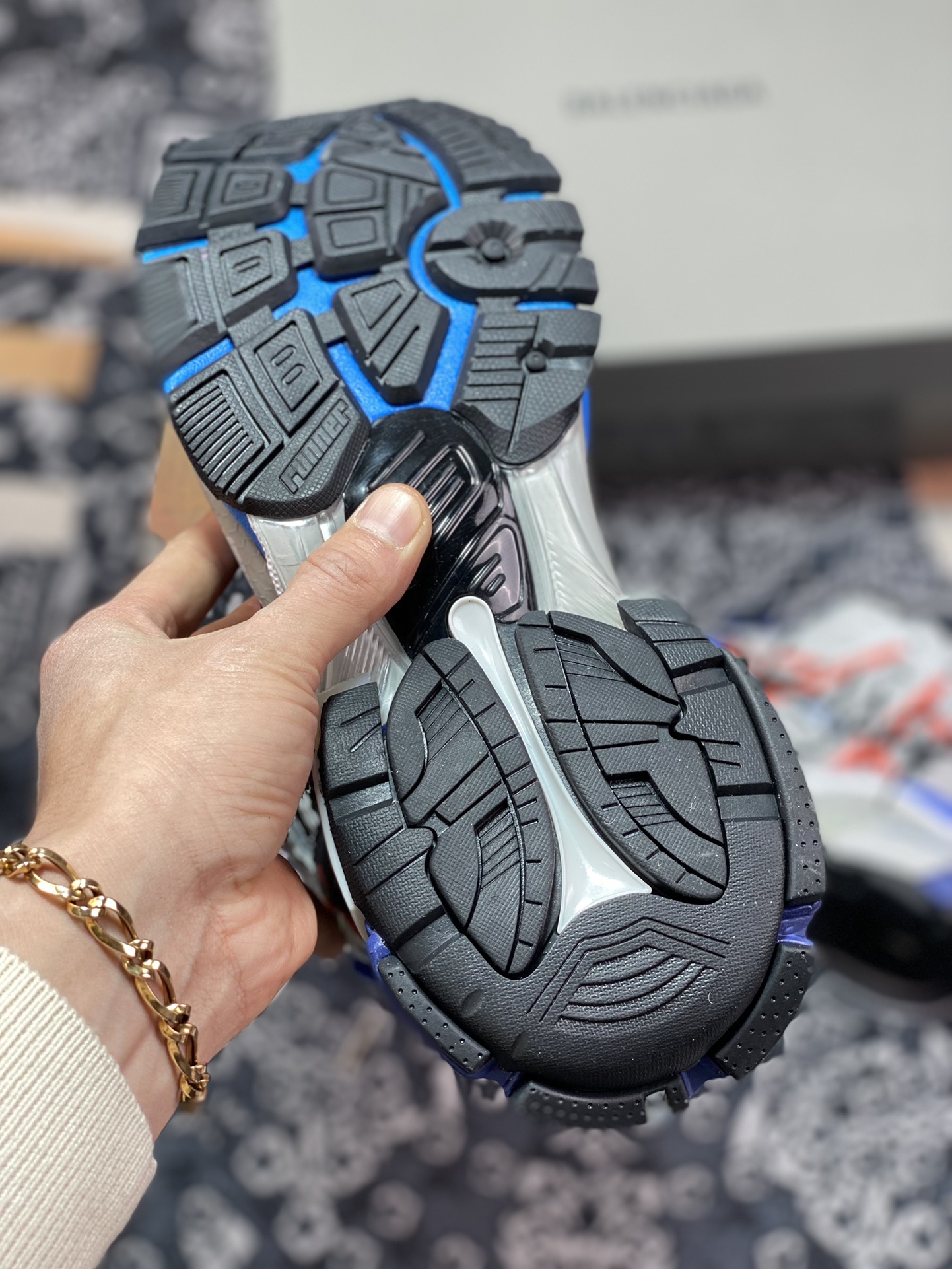 520  巴黎世家BALENCIAGA Runner Sneaker"Grey/Black/Blue/Red"慢跑慢跑鞋“解构破坏灰蓝红黑涂鸦LOGO”677402 W3RB6 1264