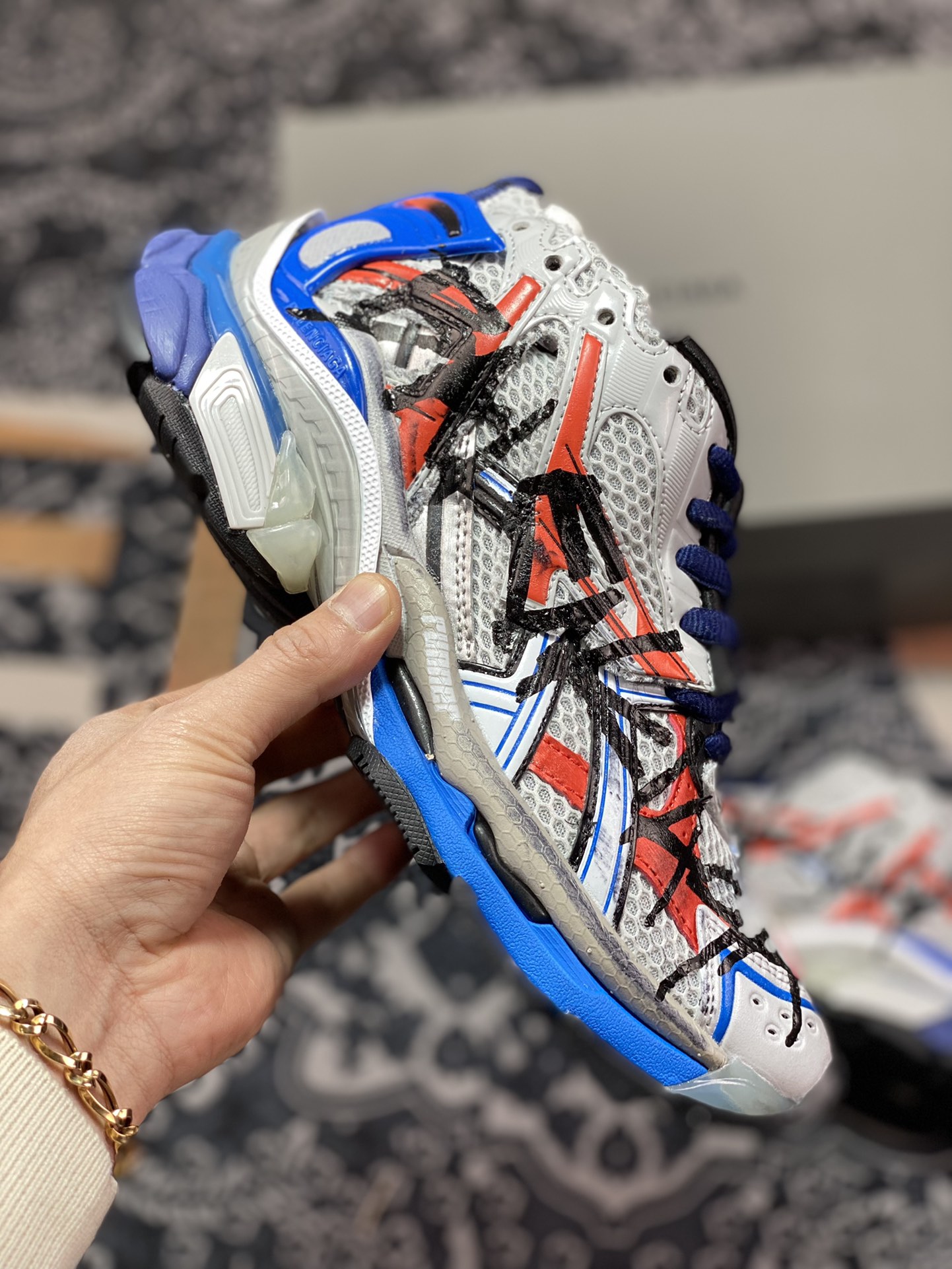 520  巴黎世家BALENCIAGA Runner Sneaker"Grey/Black/Blue/Red"慢跑慢跑鞋“解构破坏灰蓝红黑涂鸦LOGO”677402 W3RB6 1264