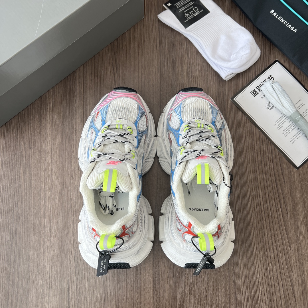 Balenciaga Balenciaga Phantom Sneaker 巴黎世家全新十代粉色潮流跑鞋 在延续 Track Trainer 户外轮廓和复杂鞋面结构的同时