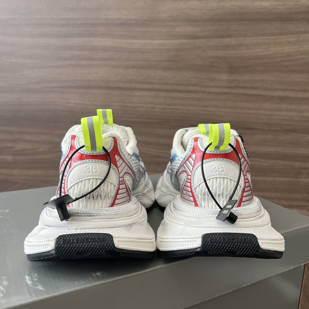 Balenciaga Balenciaga Phantom Sneaker 巴黎世家全新十代粉色潮流跑鞋 在延续 Track Trainer 户外轮廓和复杂鞋面结构的同时