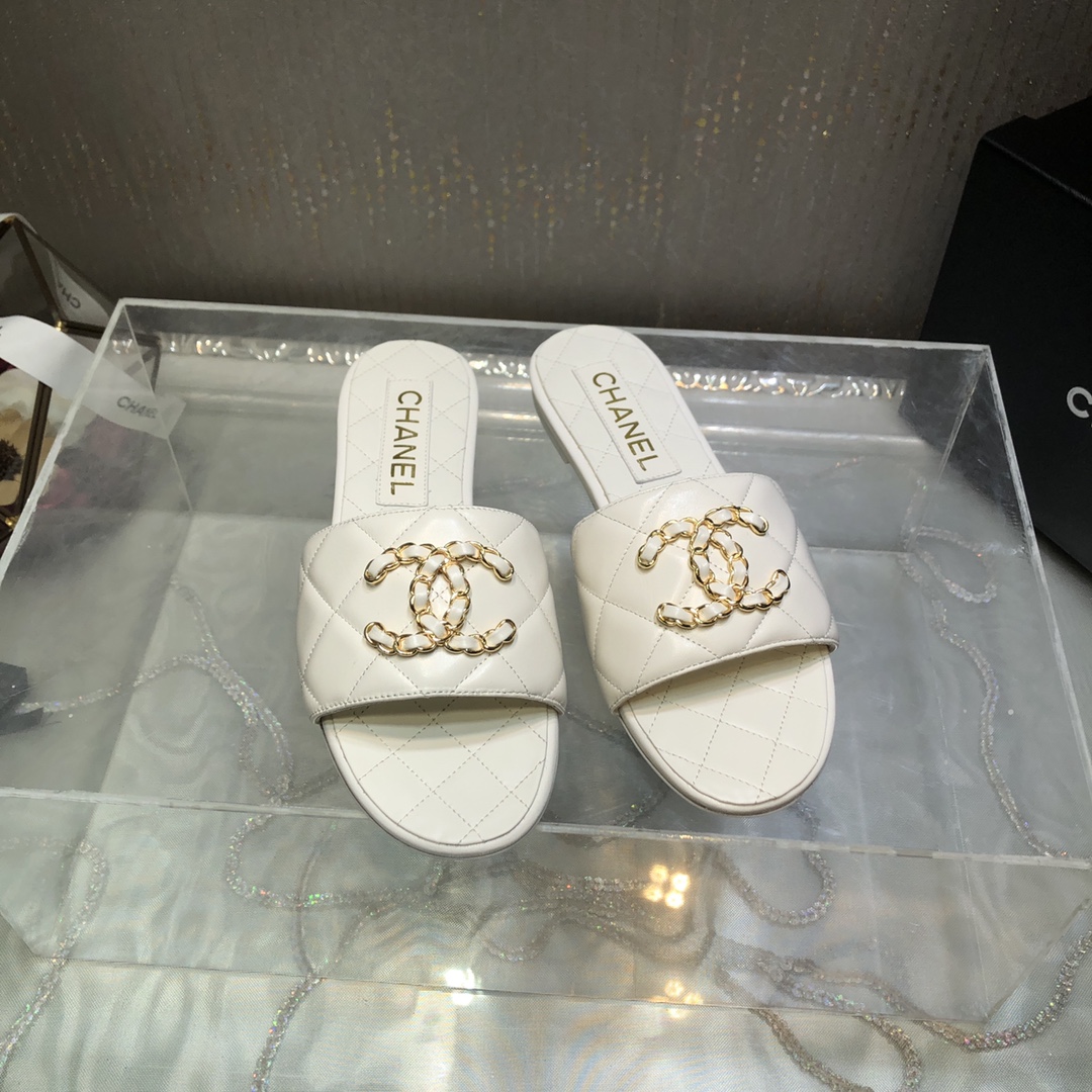 NO:164589,CHANE* small fragrance new product, diamond double C chain buckle slippers~ classic diamond chain element design~ any style is super beautiful! Adding a lot of noble temperament!  Customized imported mixed-bred sheepskin/wool inner lining/foot pad lambskin outsole imported from Italy genuine leather sole heel height 1cm Size35-39 [40/41 customized], slippers, chanel, slippers, sheepskin19860909出CHANE*小香新品 菱格双C链条扣拖鞋～经典菱格链条元素设计 ～搭配任何风格都超美! 增添了许多高贵气质！ 鞋面定制进口混种羊皮/毛呢 内里/垫脚小羊皮 大底意大利进口真皮底 跟高1cm Size35-39〔40/41定制〕,拖鞋,chanel,slippers,sheepskin,Women's Shoes