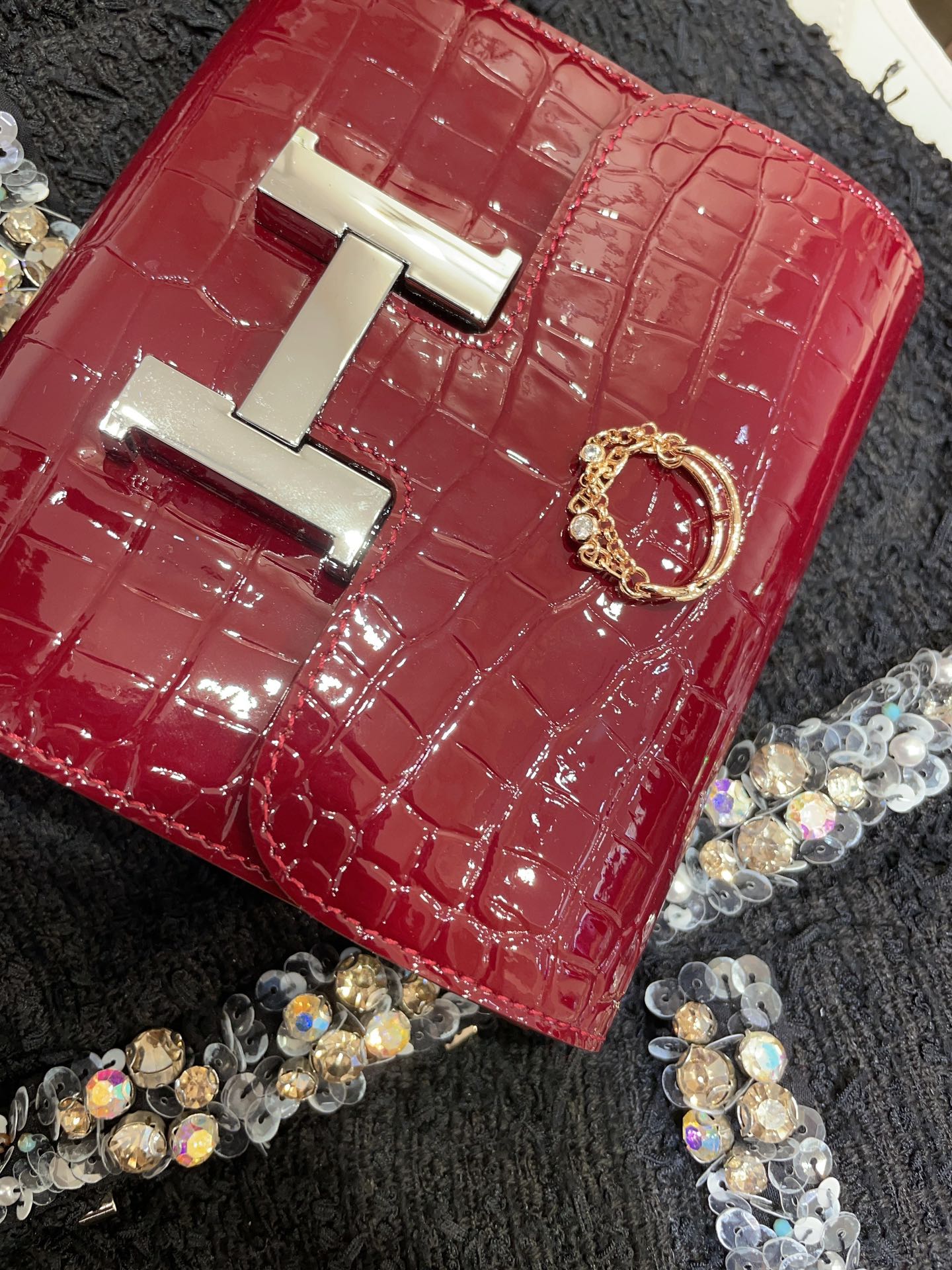 NO:631461,88240 Jewelry series arrived today. New pig nose rhinestone double chain ring. The treasure that Bai Fumei has to buy even if it is not available. The combination of thin chain round diamonds and classic pig nose elements is really elegant. It can be worn casually or elegantly. It can be worn on both sides. It is highly recommended to buy it. ZK gold. Customized silver material with thick gold plating. Size US code 6-7-8, ring, gold plating, Cartier high-end jewelry.1986090988240今日到货珠宝系列 新款猪鼻子水钻双层链条戒指 白富美不配货也要买的宝贝 细链圆钻和经典猪鼻子元素的搭配 上手真的太气质了 可休闲可优雅 两面均可佩戴 超级推荐买就对啦 zk金 定制款银材质厚镀金 size美码6-7-8,,ring,gold plating,卡迪亚高端饰品,Jewelry