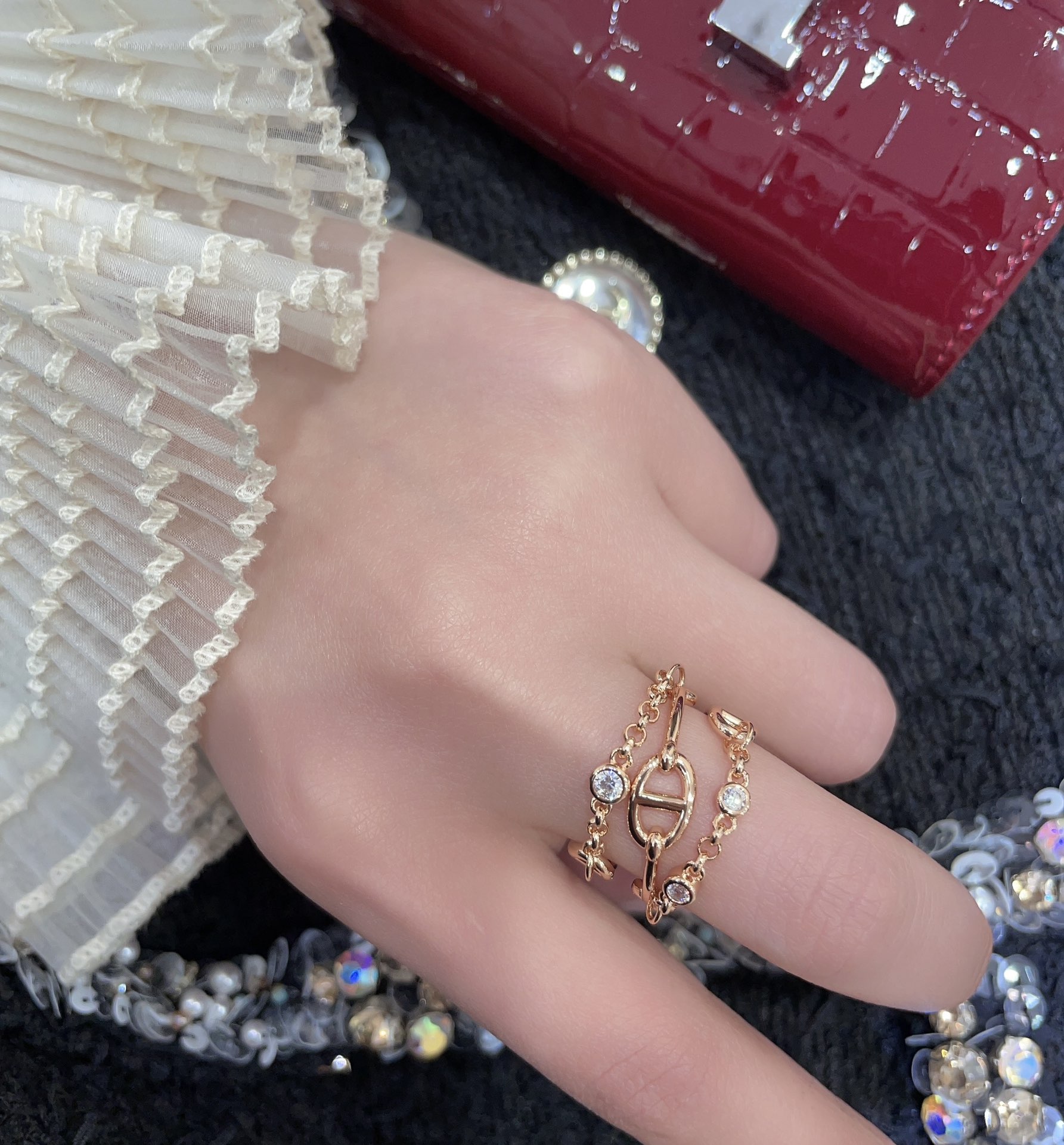 NO:631464,88250, the jewelry series that arrived today, the new pig nose rhinestone three-layer chain ring, a treasure that you must buy even if Bai Fumei does not supply it. The combination of thin chain round diamonds and classic pig nose elements. The three-layer chain design has a sense of presence. It can be worn on both sides. It can be elegant or casual. It is so beautiful. ZK gold. Customized silver material with thick gold plating. Size US 6-7-8, ring, gold plating, Cardia high-end jewelry.1986090988250,今日到货珠宝系列 新款猪鼻子水钻三层链条戒指 白富美不配货也要买的宝贝 细链圆钻和经典猪鼻子元素的搭配 三层链条设计上手更有存在感 两面均可佩戴 可优雅可休闲太美了 zk金 定制款银材质厚镀金 size美码6-7-8,,ring,gold plating,卡迪亚高端饰品,Jewelry