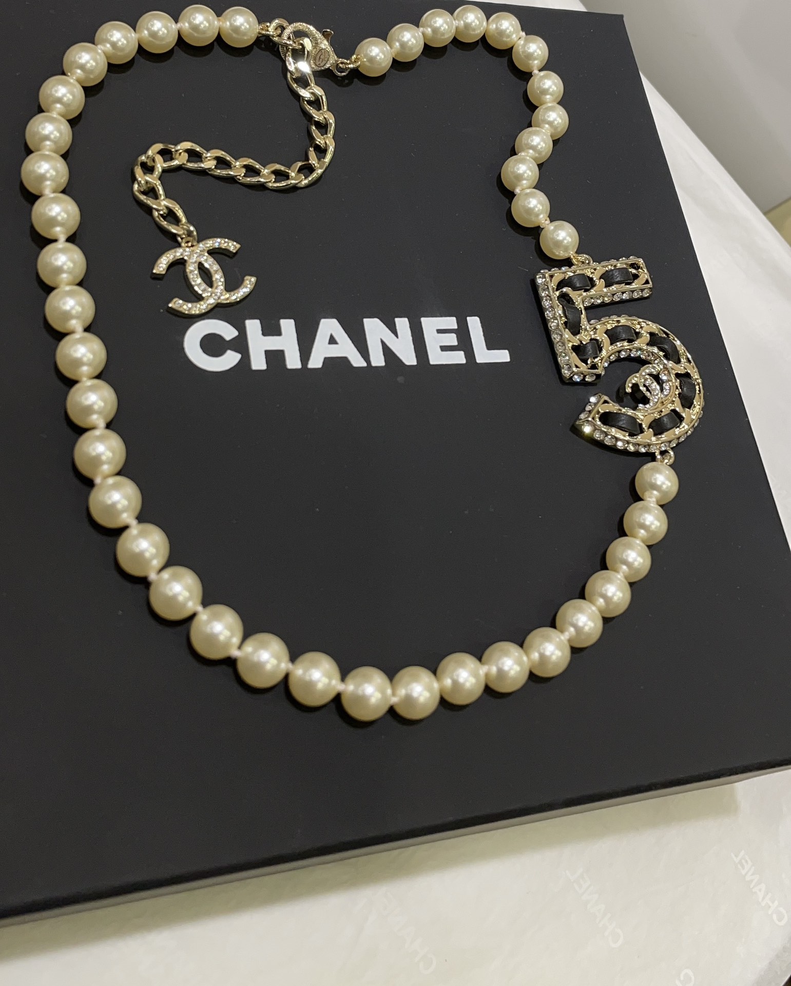 NO:631163,88230, the heavy-duty model arrived today. 23 new leather chain rhinestone number 5 double C pearl necklace short style. Leather chain number 5 classic elegant pearl element. Beautiful and rustic. Super good-looking. It has eye-catching effect. Lambskin material + Swarovski diamond + Swarovski pearl. Purchase yb development, necklace, sheepskin, Cardia high-end jewelry.1986090988230,今日到货重工款 23新款皮穿链水钻五号双C珍珠项链短款 皮穿链数字5号经典优雅珍珠元素 又美又飒超级好看 自带吸睛效果 小羊皮材质+施华洛钻+施华洛珍珠 购入yb开发,,necklace,sheepskin,卡迪亚高端饰品,Jewelry