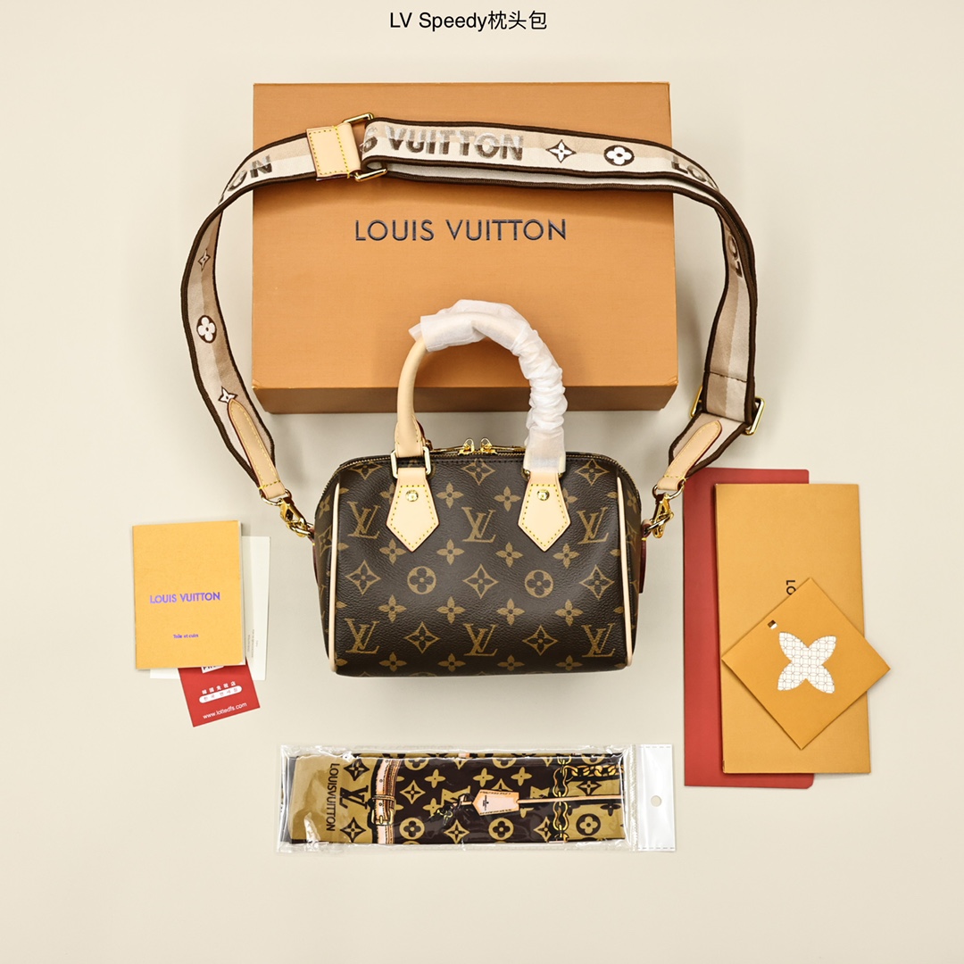 LV Speedy枕头包 以标志性 Damier Ebène 帆布制成的,手袋尽显经典的路易威登迷人魅力,该包无论手提肩背或斜背,都令使用者流露无尽优雅,新颖彩色肩背带更是时尚潮流,新版肩带可拆卸可调节. 规格: 20*13*12cm