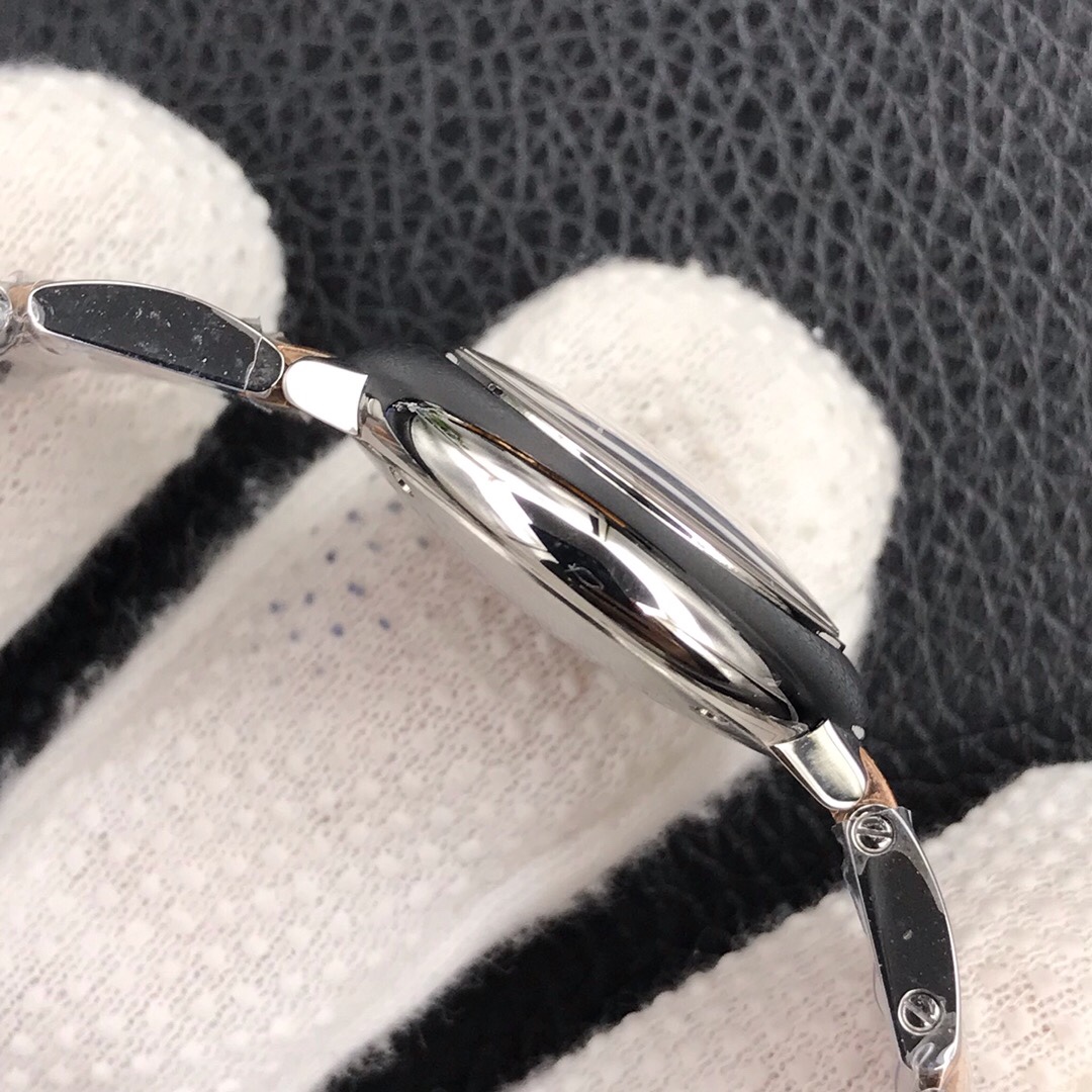 Cartier aF蓝气球系列石英女表,直径28mm.瑞士石英机芯，全精钢材质，防刮花蓝宝石水晶镜面，间金 粉贝壳面