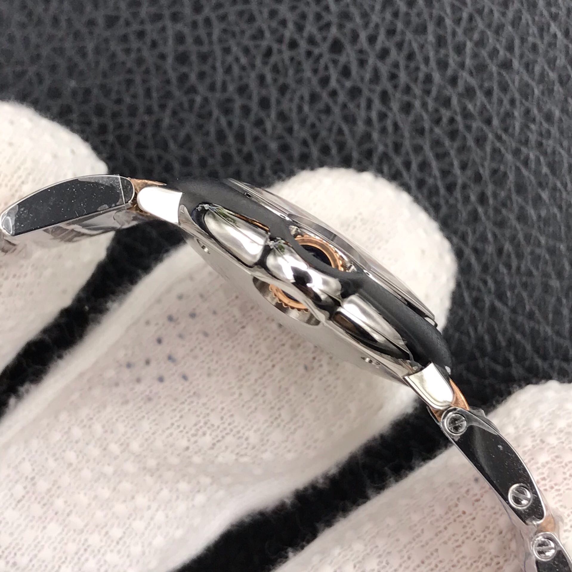 Cartier aF蓝气球系列石英女表,直径28mm.瑞士石英机芯，全精钢材质，防刮花蓝宝石水晶镜面，间金 粉贝壳面