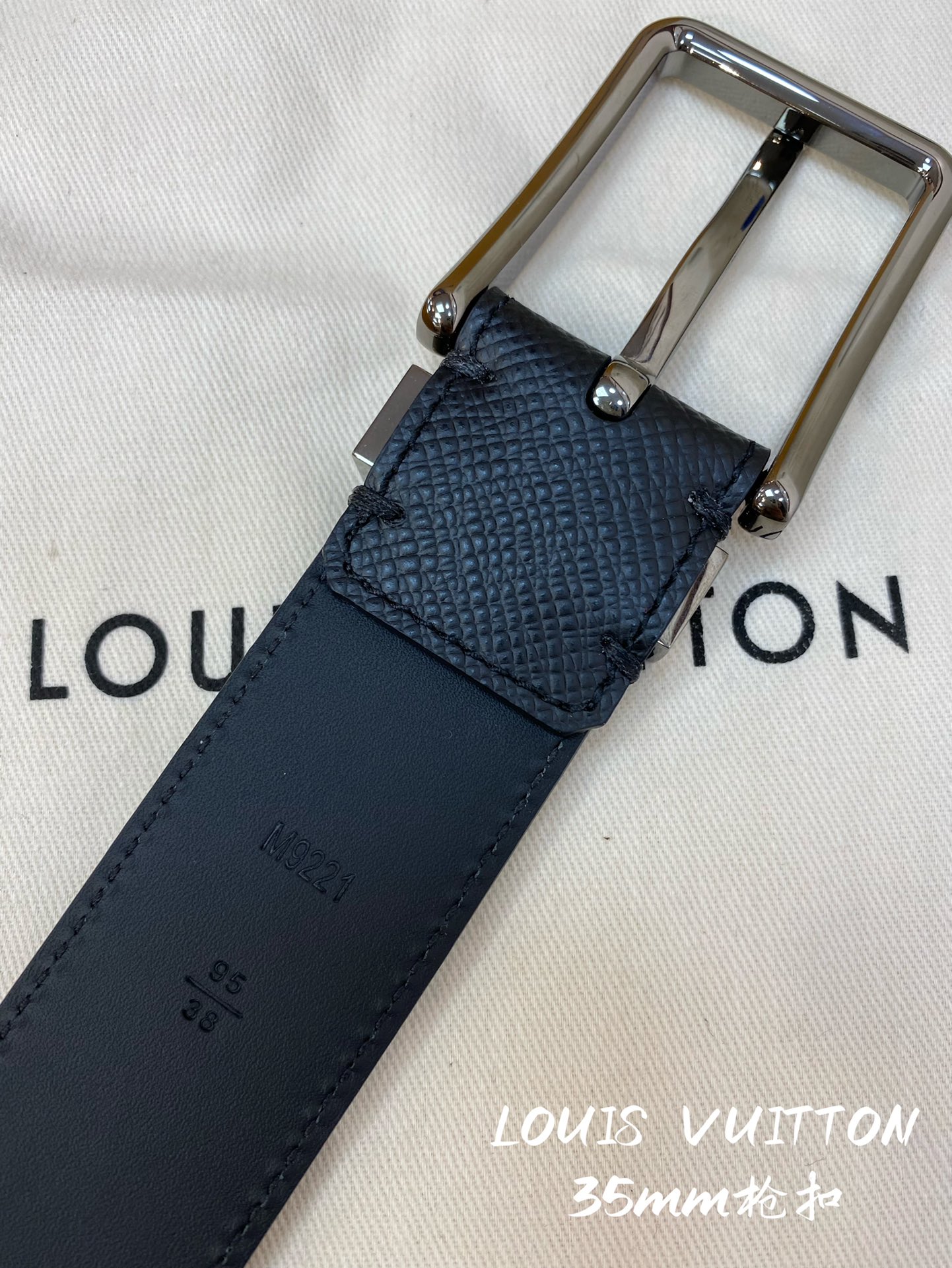 LV经典系列腰带采用LVlogo金属