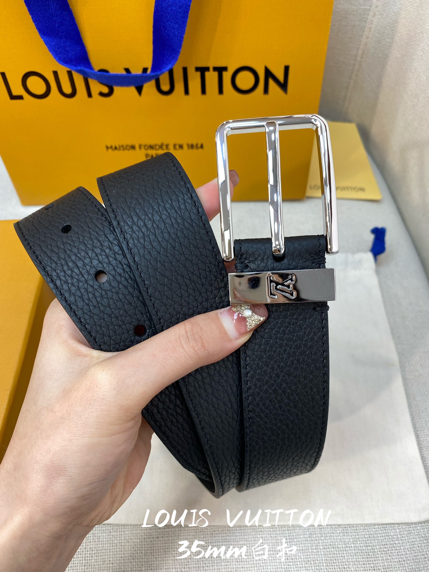 LV经典系列腰带采用LVlogo金属