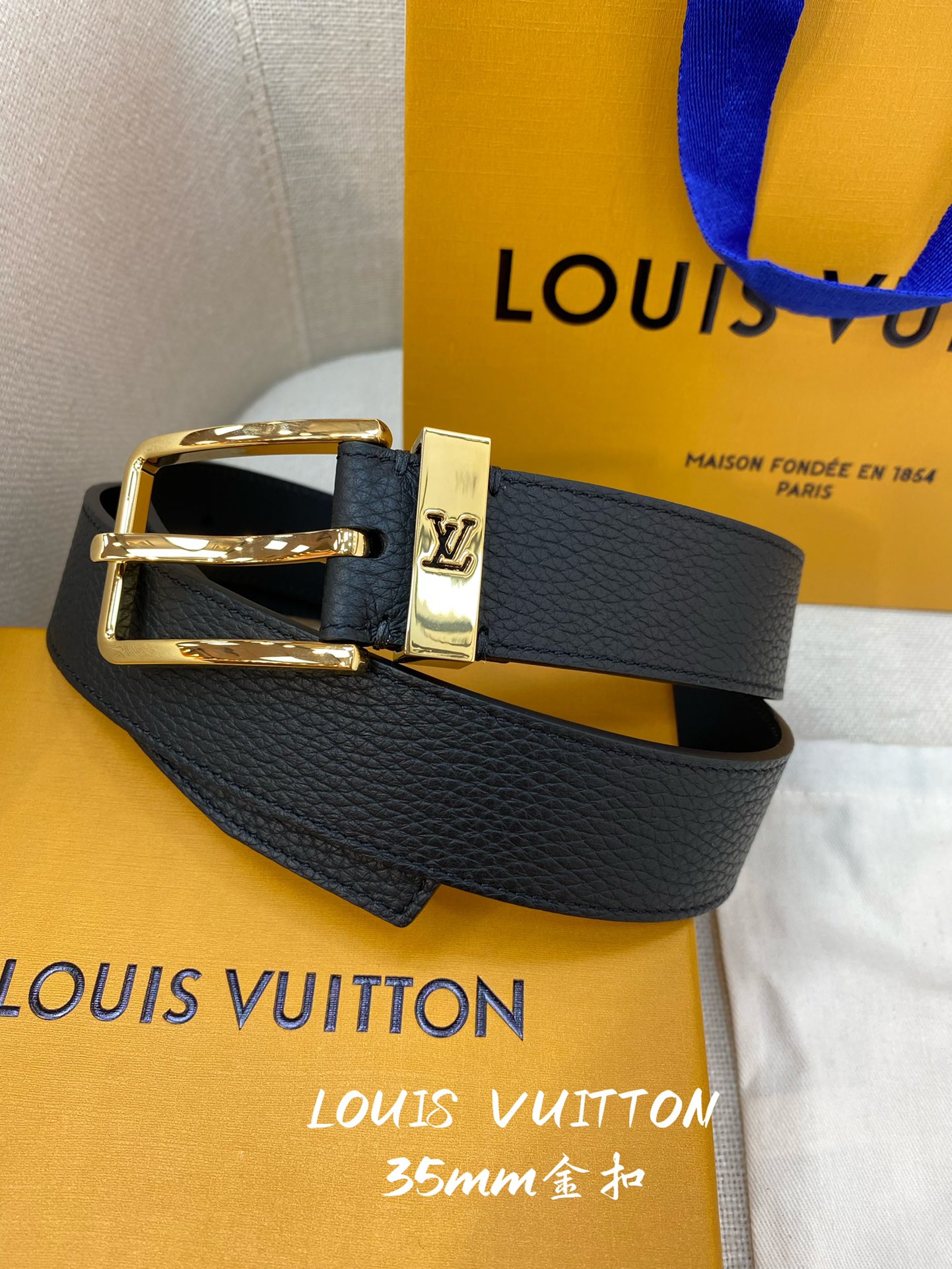 LV经典系列腰带采用LVlogo金属