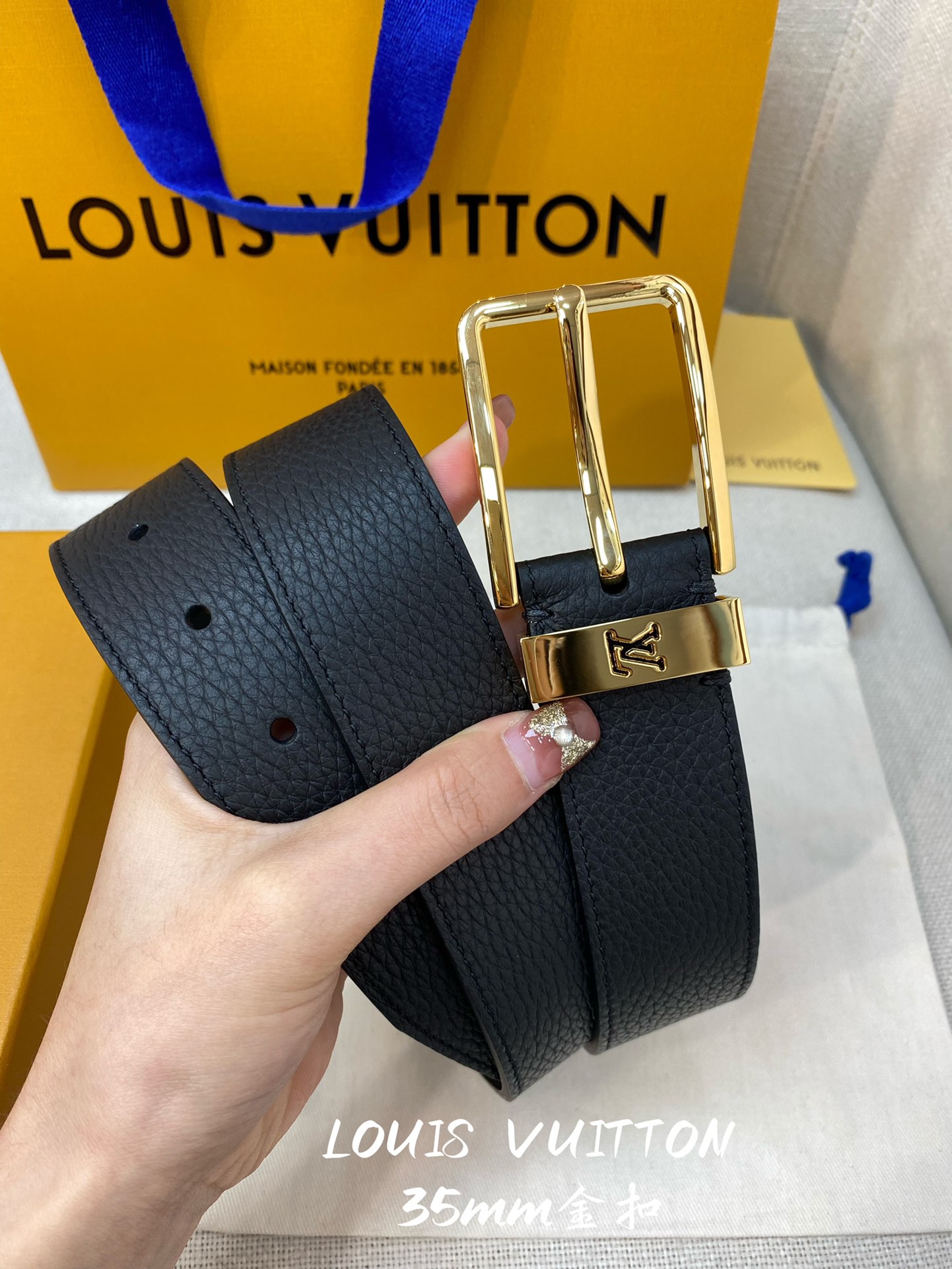 LV经典系列腰带采用LVlogo金属