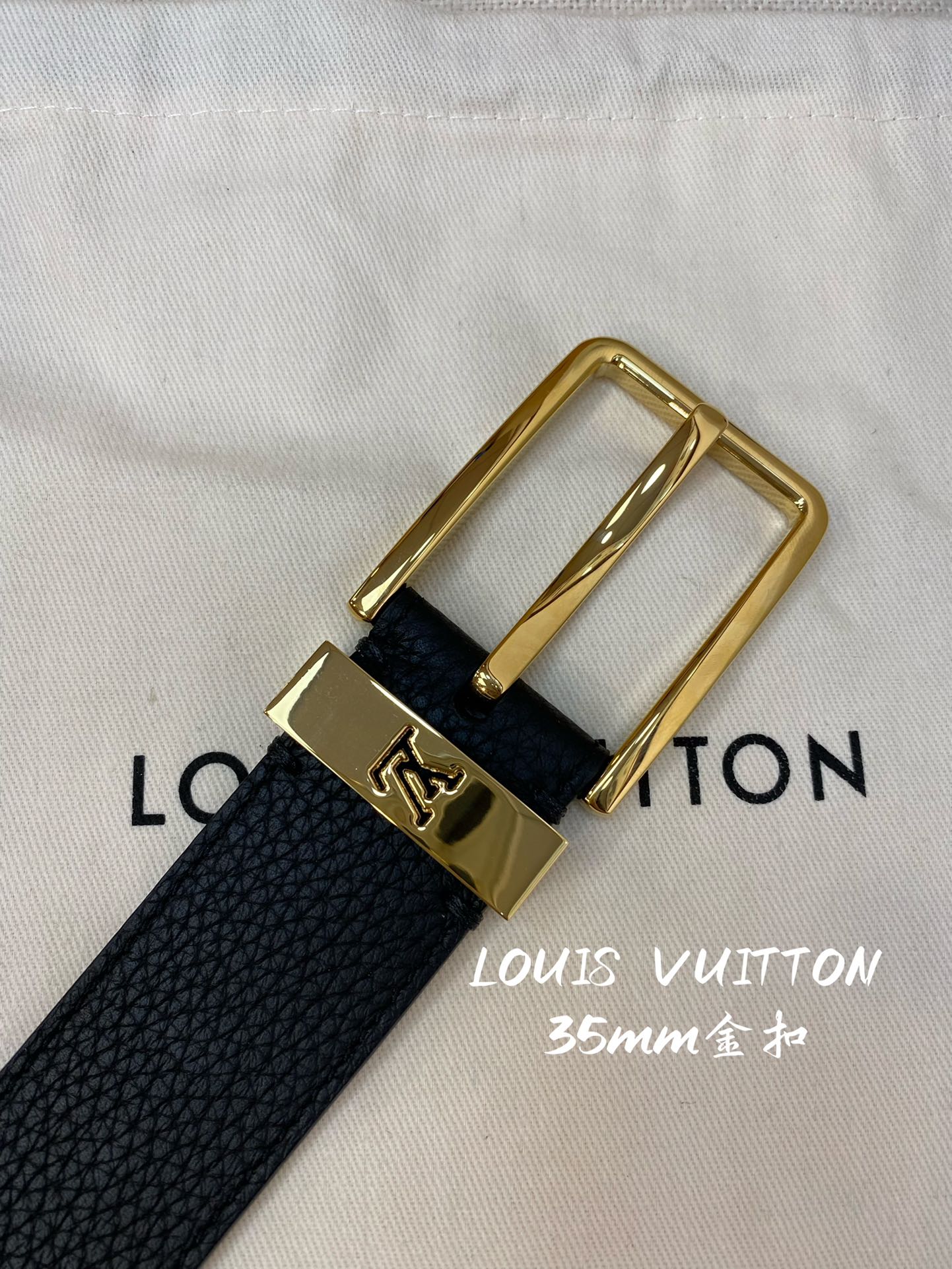 LV经典系列腰带采用LVlogo金属