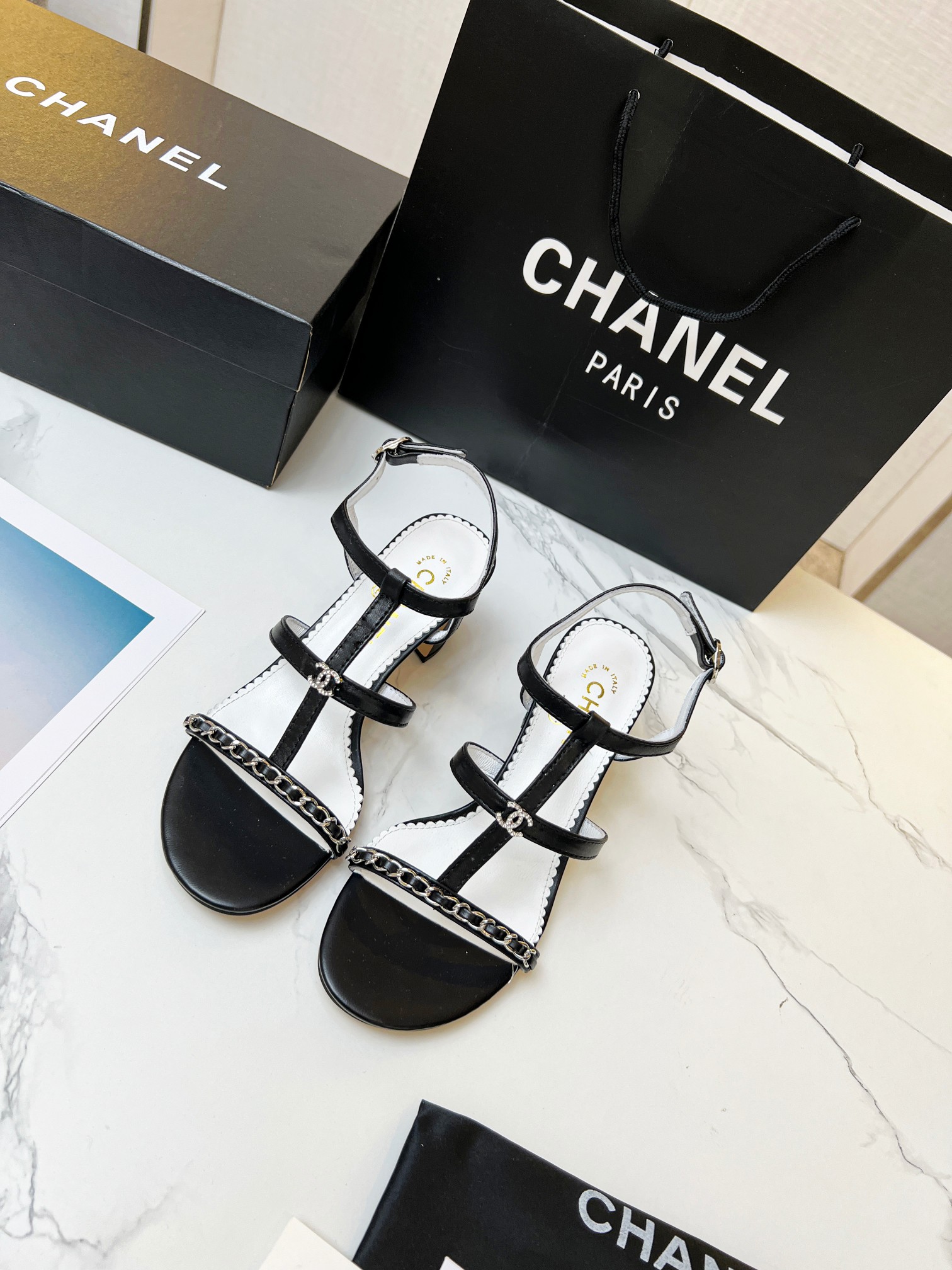 2023 primavera y verano nuevo párrafo cadena barra tacón grueso sandalias chanel original uno a un c