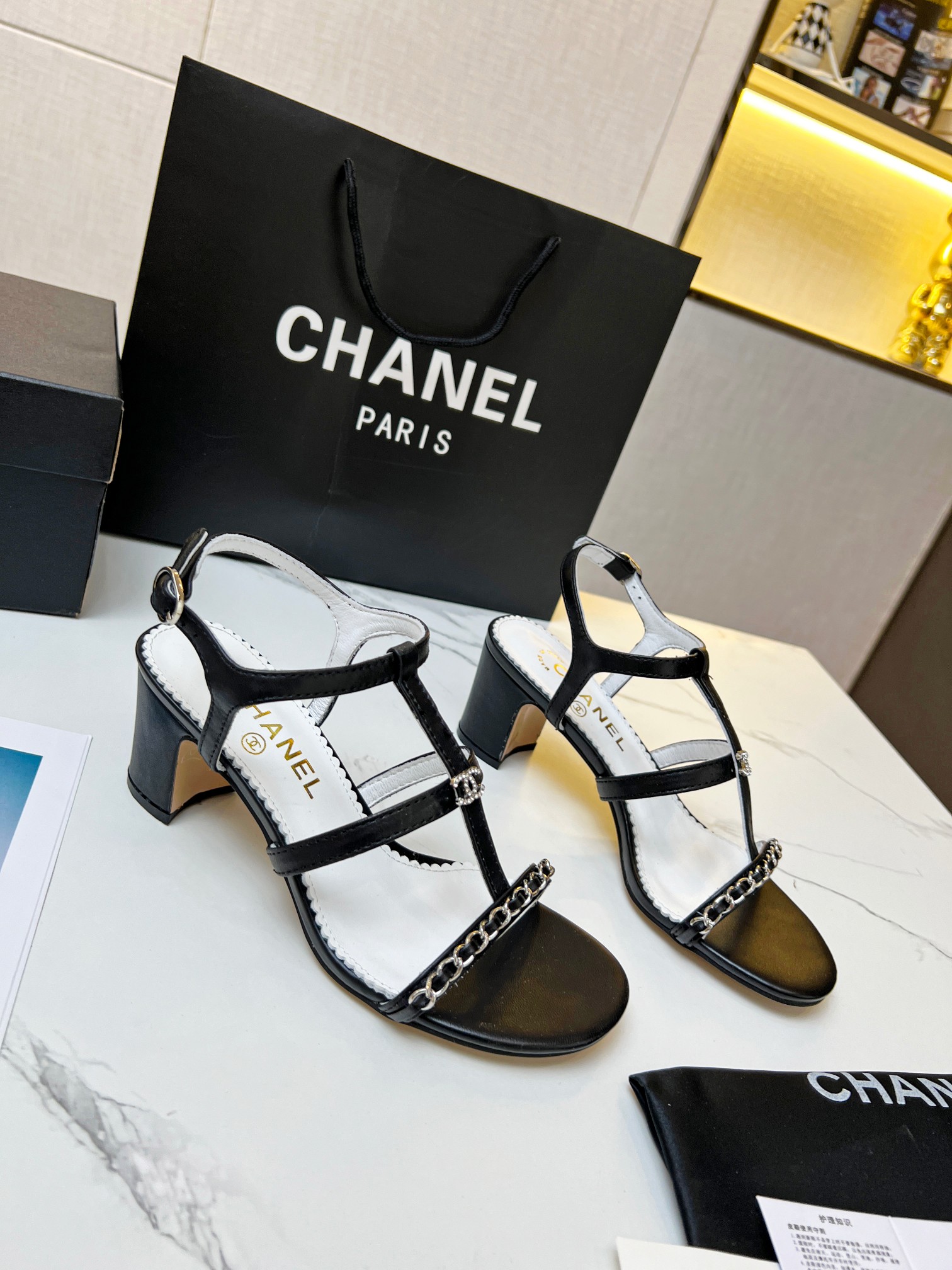 2023 primavera y verano nuevo párrafo cadena barra tacón grueso sandalias chanel original uno a un c