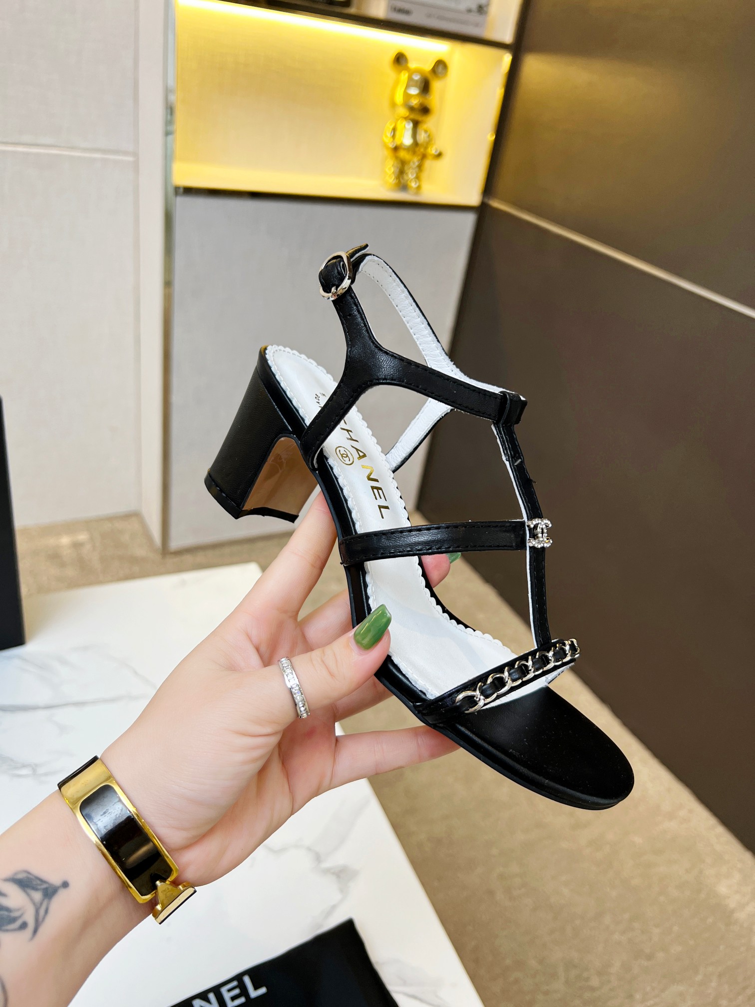 2023 primavera y verano nuevo párrafo cadena barra tacón grueso sandalias chanel original uno a un c