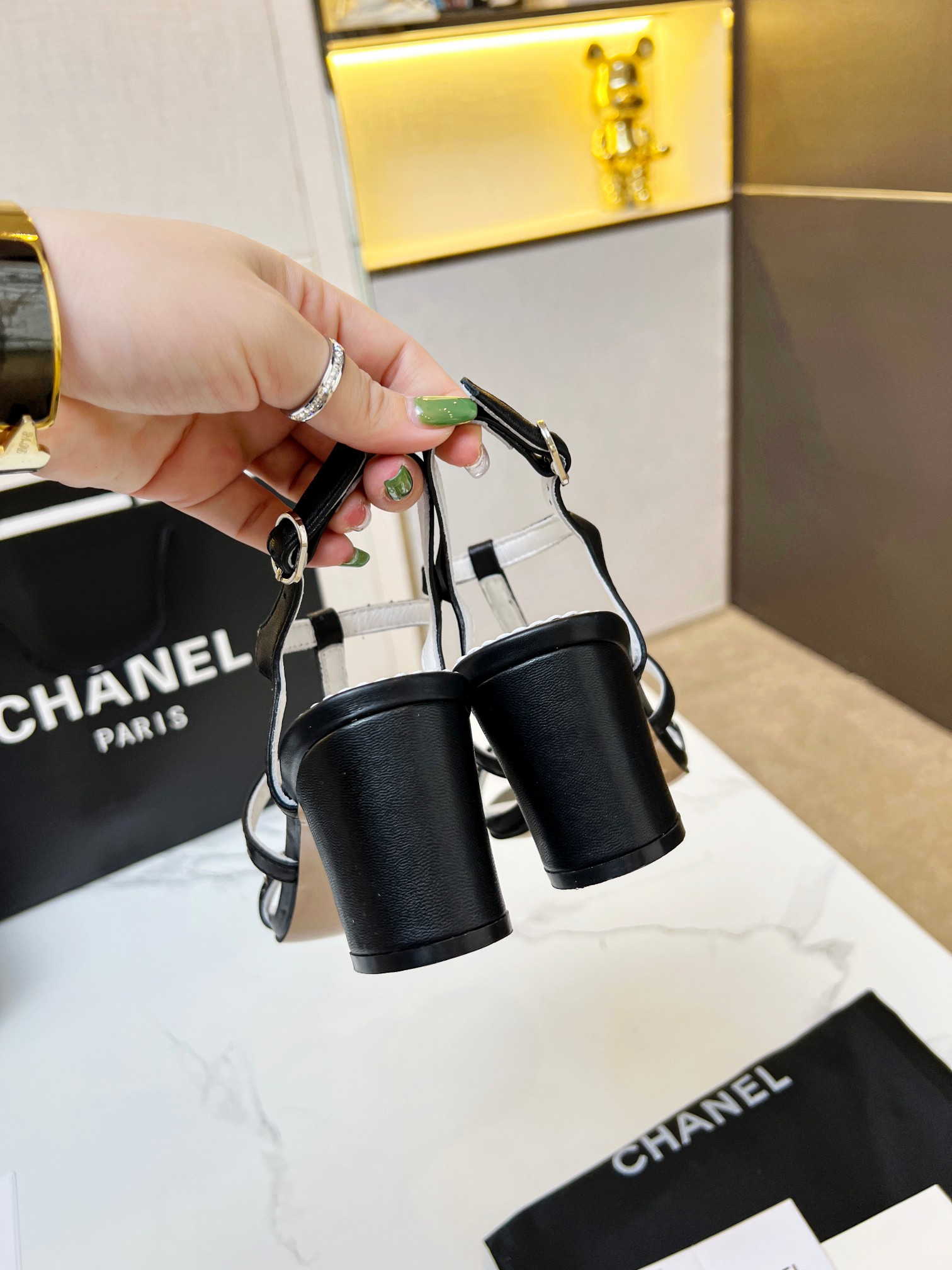 2023 primavera y verano nuevo párrafo cadena barra tacón grueso sandalias chanel original uno a un c