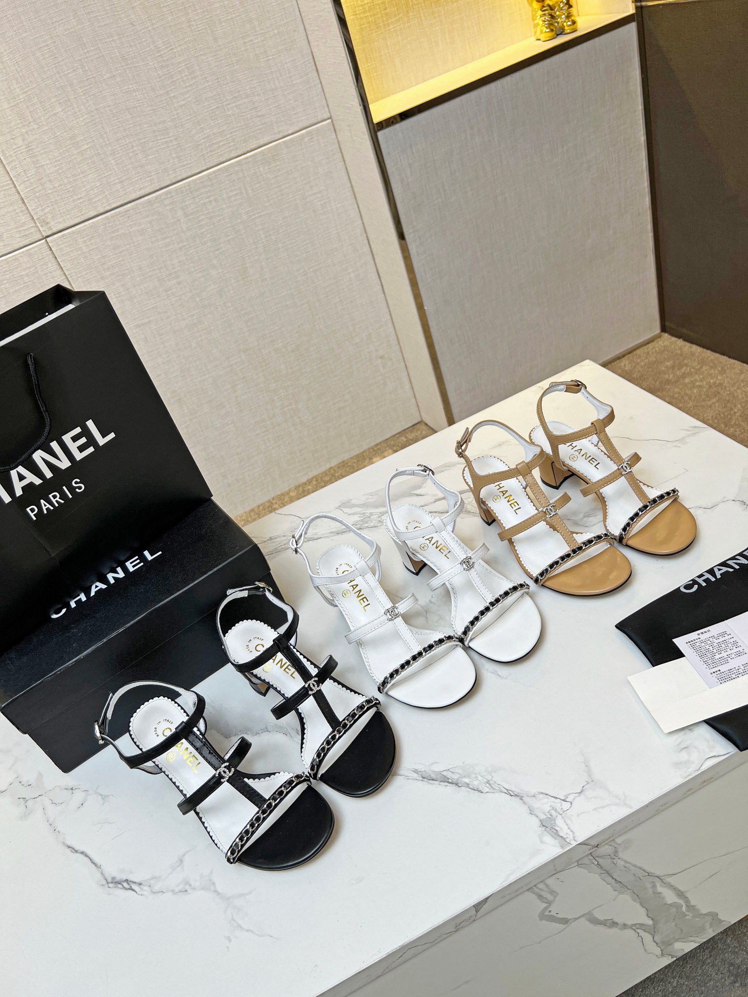 2023 primavera y verano nuevo párrafo cadena barra tacón grueso sandalias chanel original uno a uno 