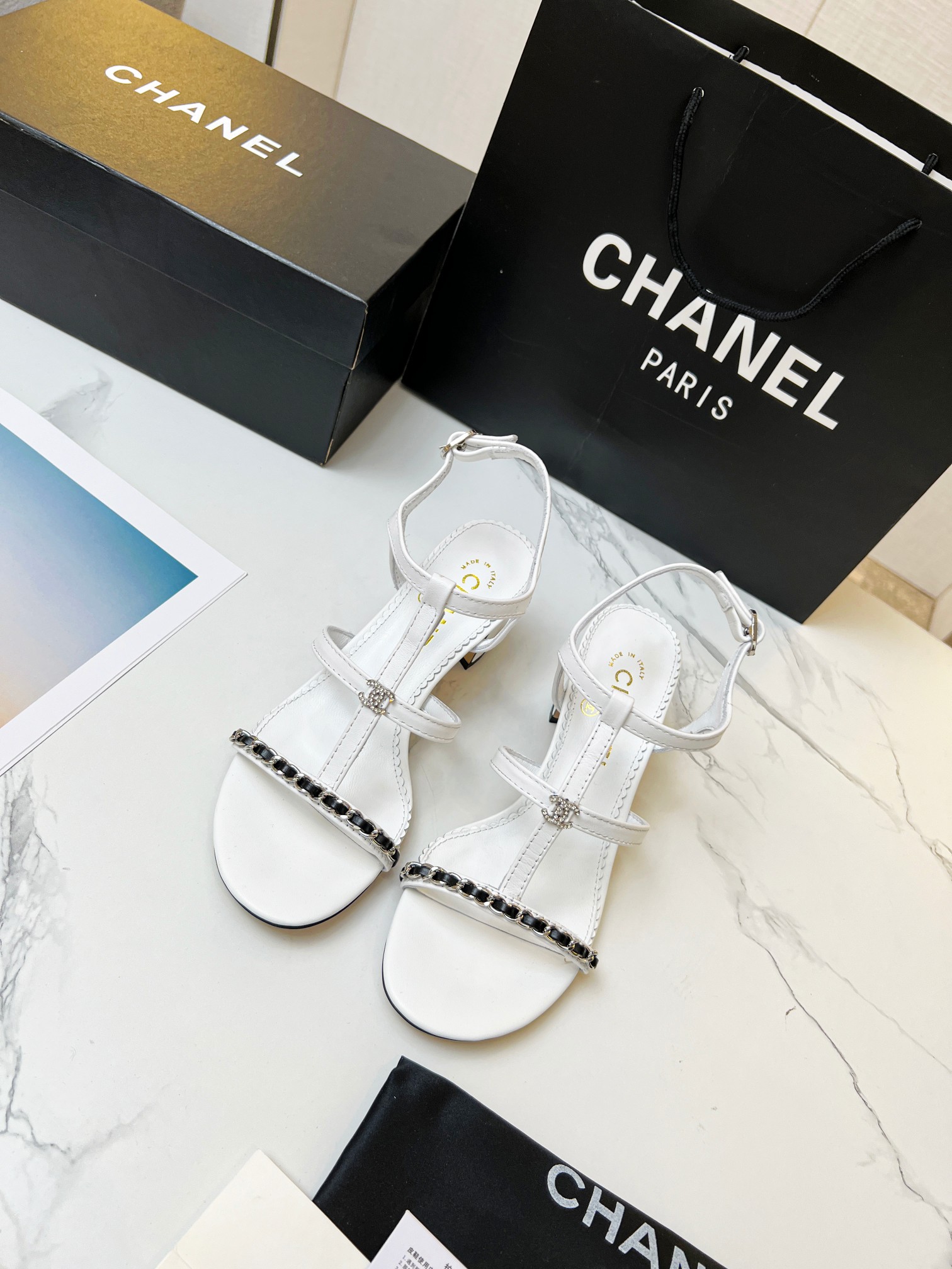 2023 primavera y verano nuevo párrafo cadena barra tacón grueso sandalias chanel original uno a uno 