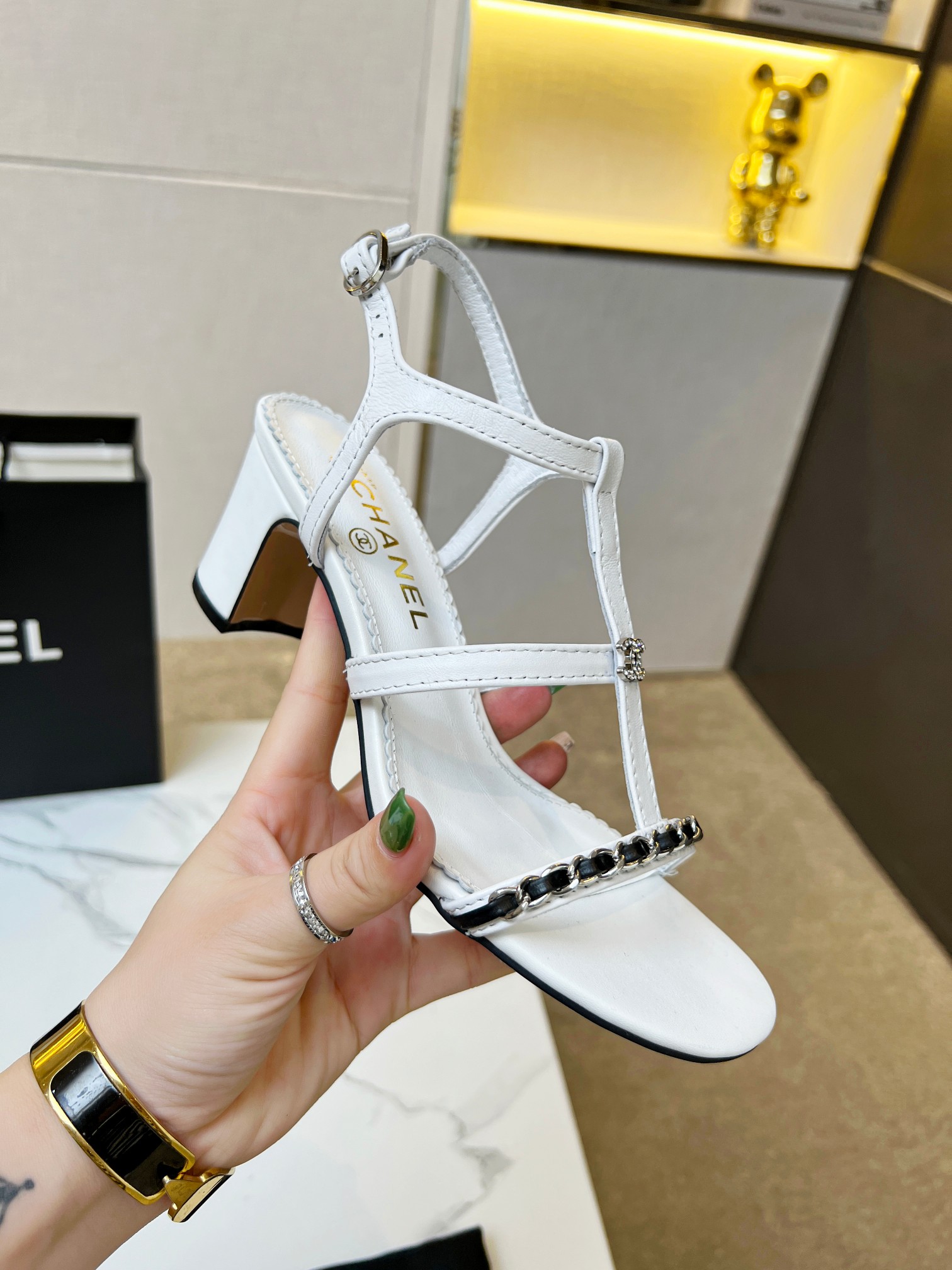 2023 primavera y verano nuevo párrafo cadena barra tacón grueso sandalias chanel original uno a uno 