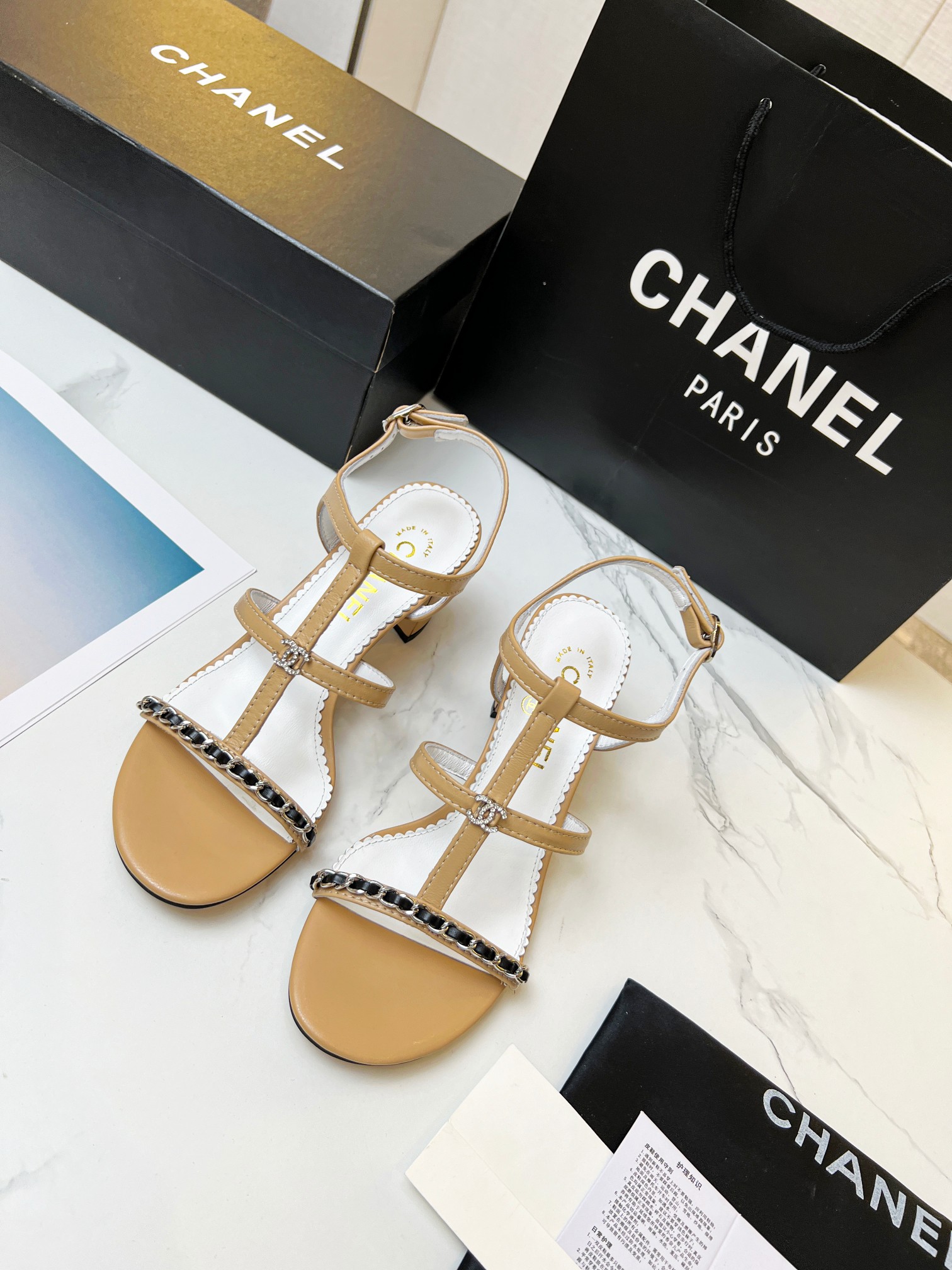 2023 primavera y verano nuevo párrafo cadena barra tacón grueso sandalias chanel original uno a uno 