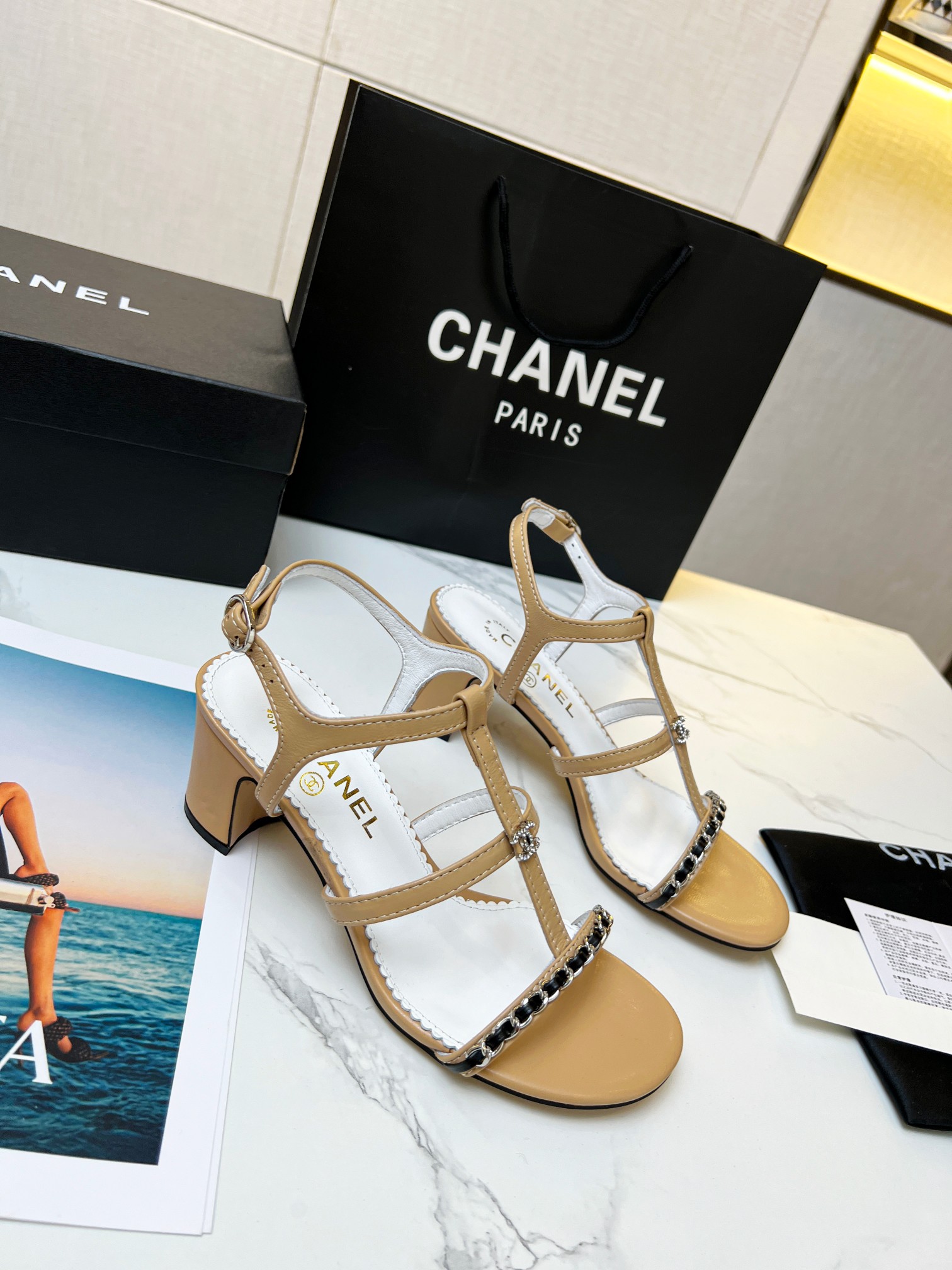 2023 primavera y verano nuevo párrafo cadena barra tacón grueso sandalias chanel original uno a uno 