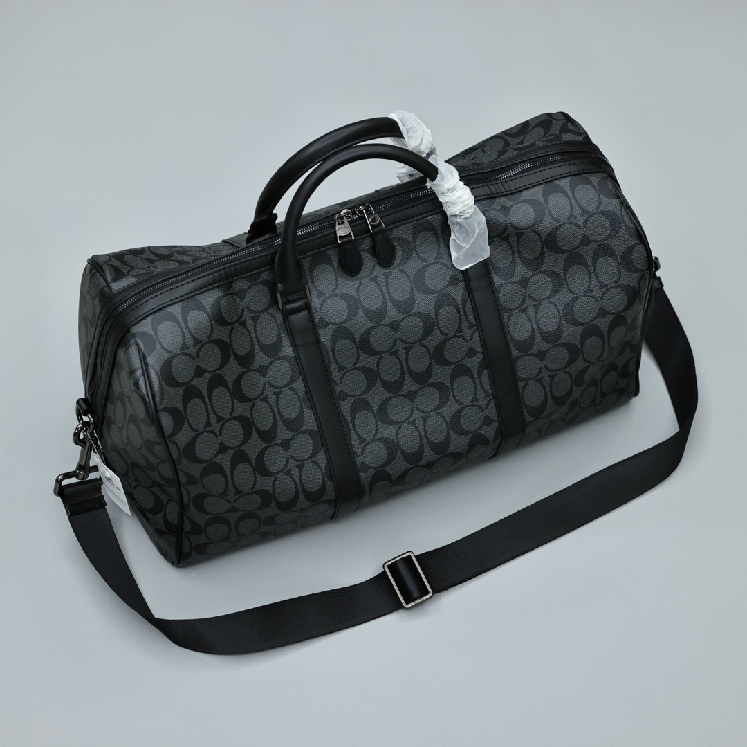 Coach蔻驰新款旅行袋💰260 携经典复古出镜,以率性风范行走都市街头,旅行包以超大容量承载满满实用性,精制皮革历久弥新,质感配色加持出型装扮,将时尚格调包裏其中。 规格:45*26*21cm