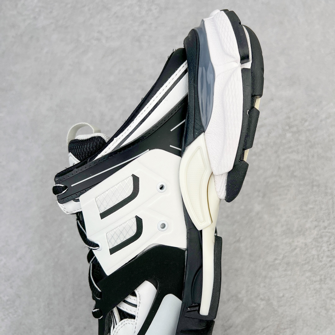 图片[7]-💰340 ＃VG零售版 BALENCIAGA Track Trainers 巴黎世家复古潮流时尚穆勒鞋半拖 尼龙和网布材质 Track设计鞋头和鞋底 露跟 鞋头边缘写有尺码 外底鞋头浮印BB标志外侧压印Balenciaga品牌标识 鞋舌浮印Balenciaga品牌标识 以常见方式系好的双层鞋带鞋舌拉袢动态鞋底设计 鞋跟增强 可将足部前推 全套原纸板楦头开发 最原汁原味的灵魂版型 全鞋荧光划线卡点 胶水把控整洁度追求极致完美 每一双都是工艺品 多重QC质检 超越公司货的品控标准 实实在在的免检产品 原盒原配 正确字体电绣 粗细、位置、大小正确 正确分离大底 TPU软底 原版一致大底LOGO 立体感十足 原厂皮料水洗做旧 采购原厂网纱 正常尺码 尺码：35 36 37 38 39 40 41 42 43 44 45 46 编码：by4936010-运动鞋