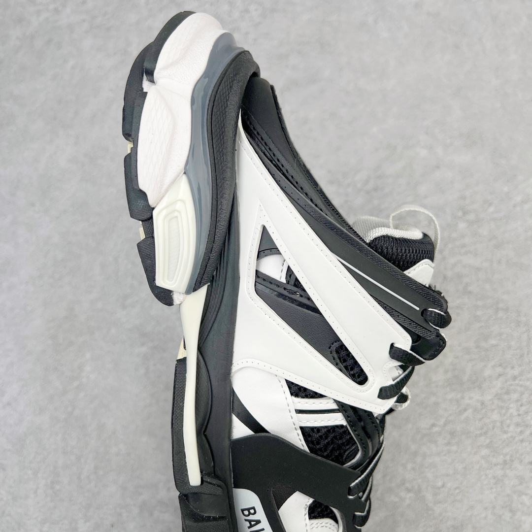 图片[6]-💰340 ＃VG零售版 BALENCIAGA Track Trainers 巴黎世家复古潮流时尚穆勒鞋半拖 尼龙和网布材质 Track设计鞋头和鞋底 露跟 鞋头边缘写有尺码 外底鞋头浮印BB标志外侧压印Balenciaga品牌标识 鞋舌浮印Balenciaga品牌标识 以常见方式系好的双层鞋带鞋舌拉袢动态鞋底设计 鞋跟增强 可将足部前推 全套原纸板楦头开发 最原汁原味的灵魂版型 全鞋荧光划线卡点 胶水把控整洁度追求极致完美 每一双都是工艺品 多重QC质检 超越公司货的品控标准 实实在在的免检产品 原盒原配 正确字体电绣 粗细、位置、大小正确 正确分离大底 TPU软底 原版一致大底LOGO 立体感十足 原厂皮料水洗做旧 采购原厂网纱 正常尺码 尺码：35 36 37 38 39 40 41 42 43 44 45 46 编码：by4936010-运动鞋