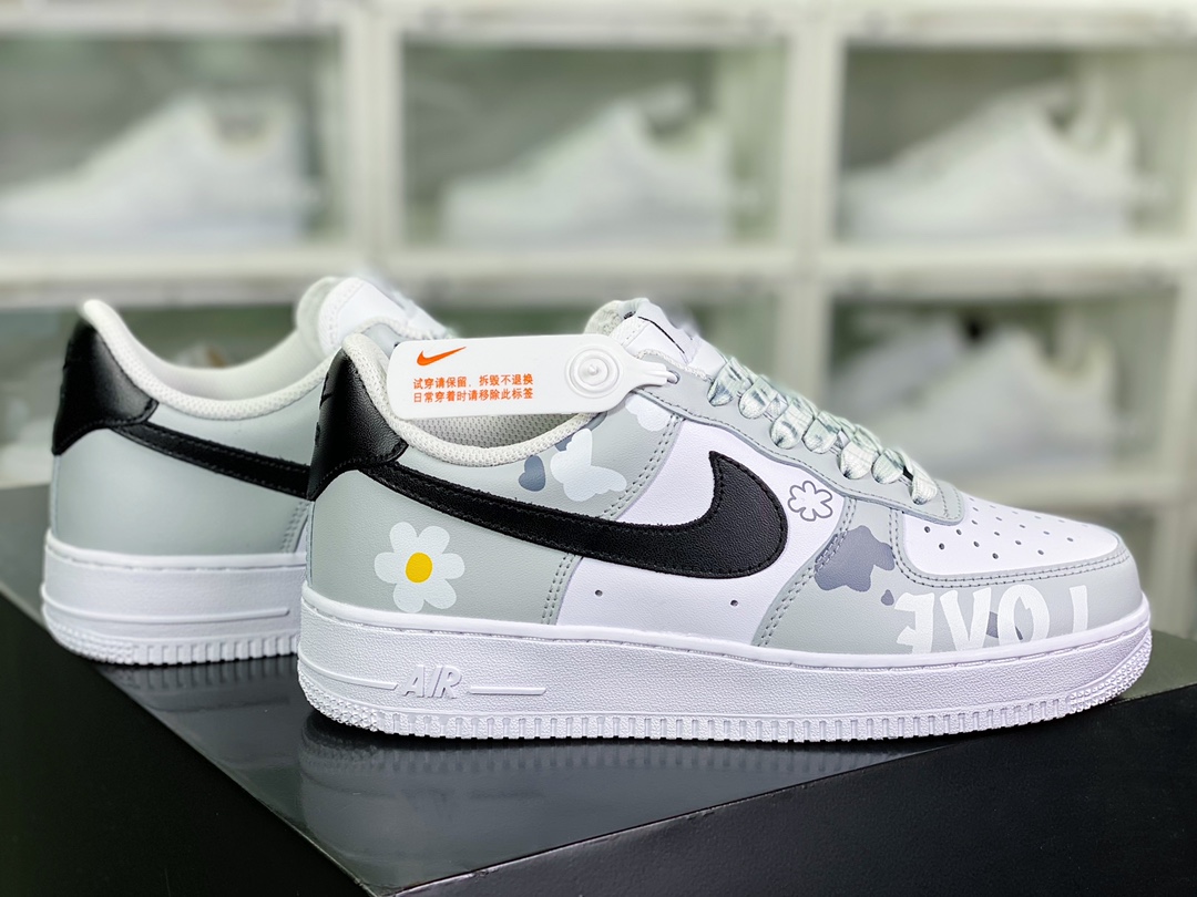 260 Air Force 1 07 LV8"Light Grey/Love"空军一号经典低帮板鞋“拼接浅灰黑白蝴蝶花朵印花”CW2288-662