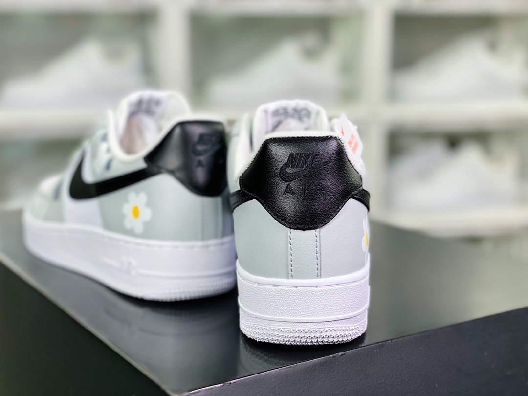 260 Air Force 1 07 LV8"Light Grey/Love"空军一号经典低帮板鞋“拼接浅灰黑白蝴蝶花朵印花”CW2288-662