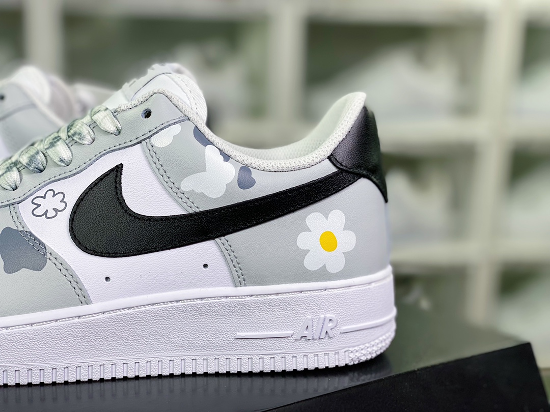 260 Air Force 1 07 LV8"Light Grey/Love"空军一号经典低帮板鞋“拼接浅灰黑白蝴蝶花朵印花”CW2288-662