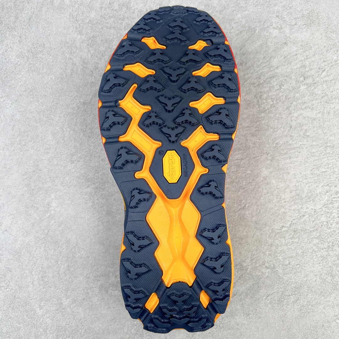 图片[9]-HOKA ONE ONE Speedgoat 5 户外越野跑步鞋 飞速羚羊5系列 新一代工程网纱鞋面 在确保鞋面稳定性的同时减少了固定胶条的使用 鞋面更轻盈、透气、舒适 可回收材料 为环保做出贡献 延伸后跟拉攀 方便快速穿脱 速度型滚动平衡技术 在崎岖的路面上 为平稳顺畅的步伐提供支持 HOKA ONE ONE是来自美国的跑步鞋知名品牌 创立于2009年 始终致力于为所有跑者提供更新、更好的跑步装备 相比常规跑鞋特别研发使用性能独特的几何形跑鞋中底 此种鞋底更厚、更高、回弹性也更好 除了卓越的缓冲性能 它还能为各种阶段的跑者带来更具动感、更加稳定的跑步体验 从设计之初就清楚意识到 要保证跑者步幅的均匀一致 双脚自然而然的运动至关重要 尺码：36 36.5 37.5 38 38.5 39 40 40.5 41 42 42.5 43 44 44.5 45-选品中心