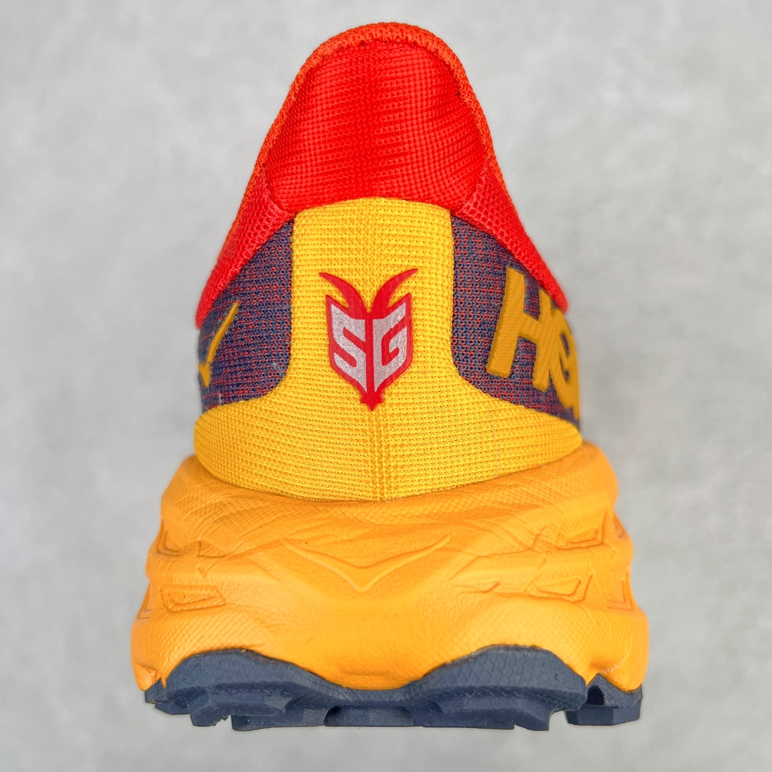 图片[8]-HOKA ONE ONE Speedgoat 5 户外越野跑步鞋 飞速羚羊5系列 新一代工程网纱鞋面 在确保鞋面稳定性的同时减少了固定胶条的使用 鞋面更轻盈、透气、舒适 可回收材料 为环保做出贡献 延伸后跟拉攀 方便快速穿脱 速度型滚动平衡技术 在崎岖的路面上 为平稳顺畅的步伐提供支持 HOKA ONE ONE是来自美国的跑步鞋知名品牌 创立于2009年 始终致力于为所有跑者提供更新、更好的跑步装备 相比常规跑鞋特别研发使用性能独特的几何形跑鞋中底 此种鞋底更厚、更高、回弹性也更好 除了卓越的缓冲性能 它还能为各种阶段的跑者带来更具动感、更加稳定的跑步体验 从设计之初就清楚意识到 要保证跑者步幅的均匀一致 双脚自然而然的运动至关重要 尺码：36 36.5 37.5 38 38.5 39 40 40.5 41 42 42.5 43 44 44.5 45-选品中心