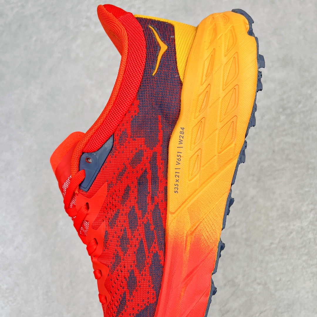 图片[7]-HOKA ONE ONE Speedgoat 5 户外越野跑步鞋 飞速羚羊5系列 新一代工程网纱鞋面 在确保鞋面稳定性的同时减少了固定胶条的使用 鞋面更轻盈、透气、舒适 可回收材料 为环保做出贡献 延伸后跟拉攀 方便快速穿脱 速度型滚动平衡技术 在崎岖的路面上 为平稳顺畅的步伐提供支持 HOKA ONE ONE是来自美国的跑步鞋知名品牌 创立于2009年 始终致力于为所有跑者提供更新、更好的跑步装备 相比常规跑鞋特别研发使用性能独特的几何形跑鞋中底 此种鞋底更厚、更高、回弹性也更好 除了卓越的缓冲性能 它还能为各种阶段的跑者带来更具动感、更加稳定的跑步体验 从设计之初就清楚意识到 要保证跑者步幅的均匀一致 双脚自然而然的运动至关重要 尺码：36 36.5 37.5 38 38.5 39 40 40.5 41 42 42.5 43 44 44.5 45-选品中心