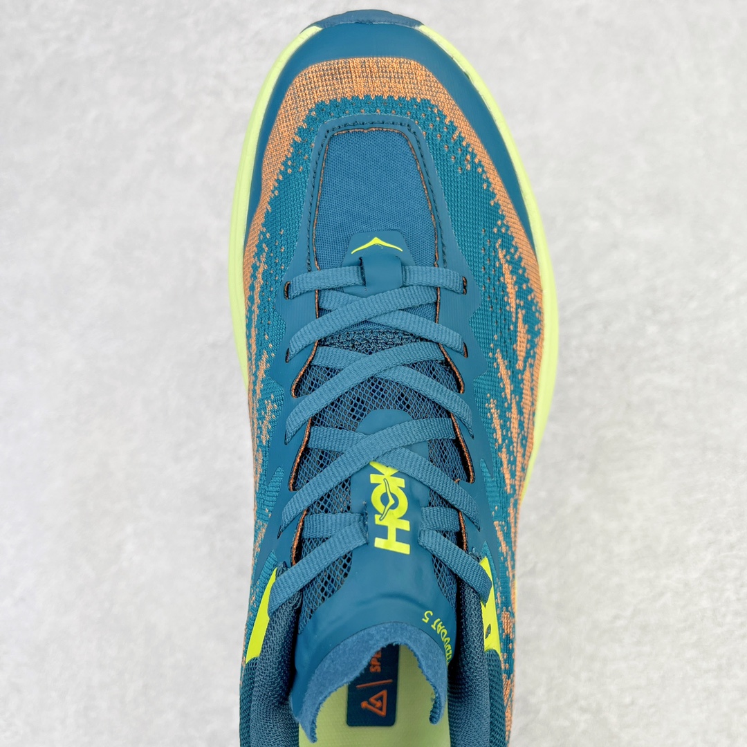 图片[4]-HOKA ONE ONE Speedgoat 5 户外越野跑步鞋 飞速羚羊5系列 新一代工程网纱鞋面 在确保鞋面稳定性的同时减少了固定胶条的使用 鞋面更轻盈、透气、舒适 可回收材料 为环保做出贡献 延伸后跟拉攀 方便快速穿脱 速度型滚动平衡技术 在崎岖的路面上 为平稳顺畅的步伐提供支持 HOKA ONE ONE是来自美国的跑步鞋知名品牌 创立于2009年 始终致力于为所有跑者提供更新、更好的跑步装备 相比常规跑鞋特别研发使用性能独特的几何形跑鞋中底 此种鞋底更厚、更高、回弹性也更好 除了卓越的缓冲性能 它还能为各种阶段的跑者带来更具动感、更加稳定的跑步体验 从设计之初就清楚意识到 要保证跑者步幅的均匀一致 双脚自然而然的运动至关重要 尺码：36 36.5 37.5 38 38.5 39 40 40.5 41 42 42.5 43 44 44.5 45-选品中心