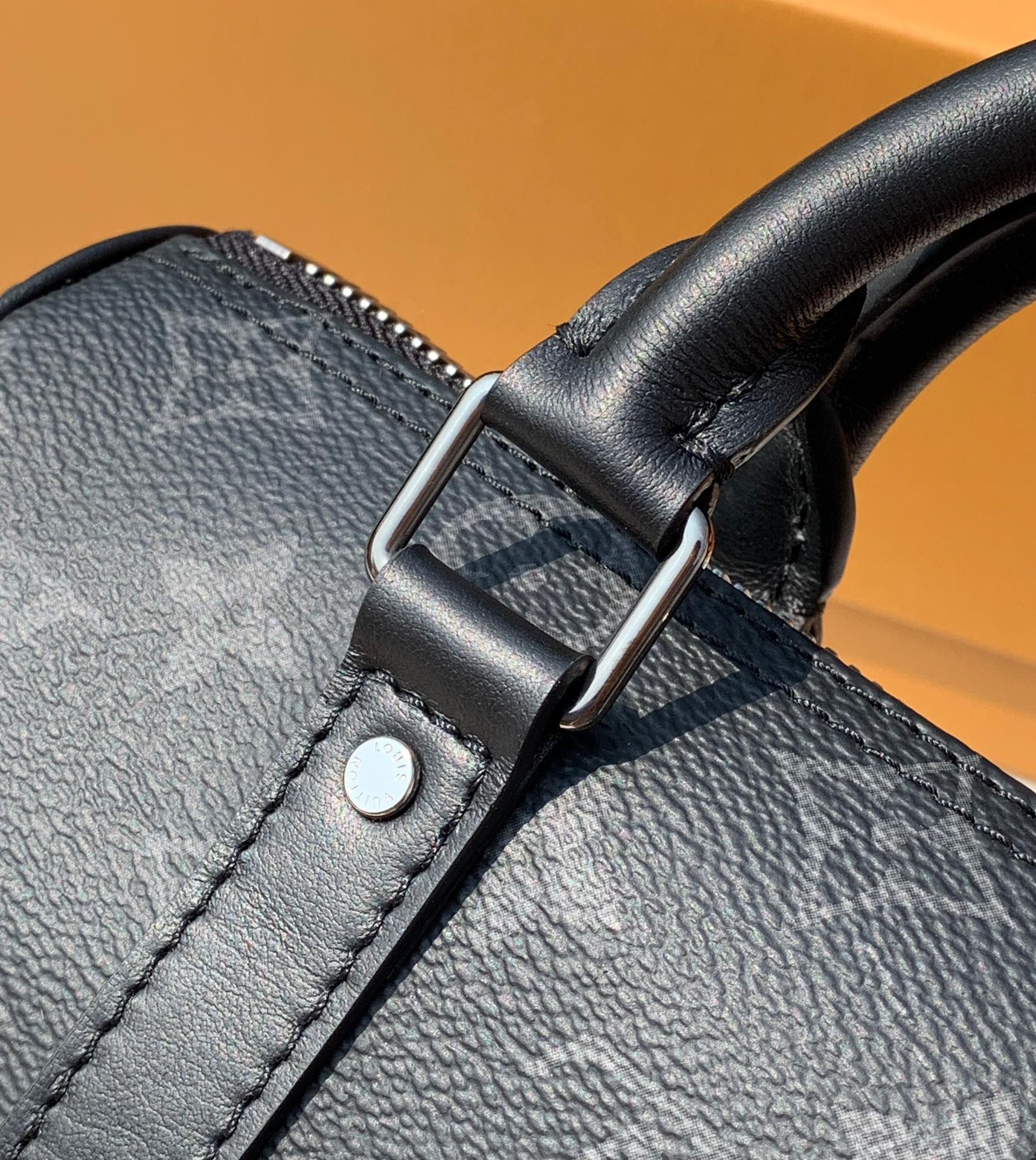 🌼 m45947尺寸21x12x9cm 香港贸易公司渠道货 LV-kee🌼Pall XS黑老花枕头包，这