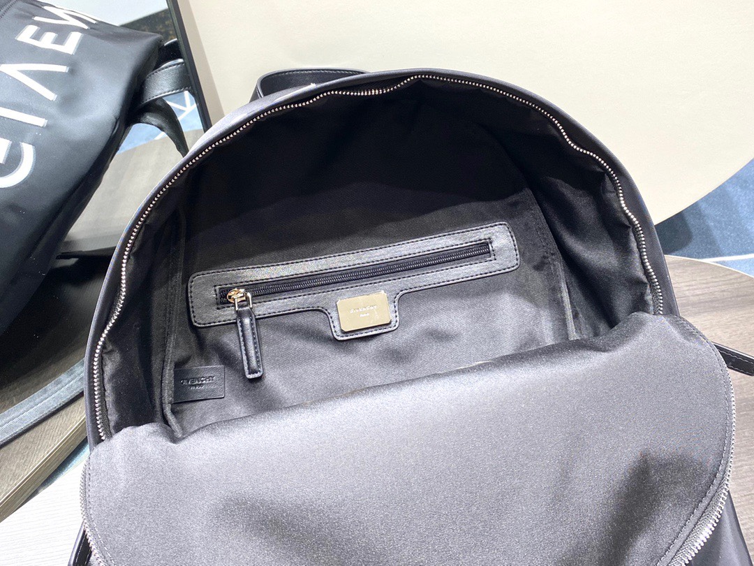 法国纪梵希双肩背包专柜同步更新中性风男女适用款尼龙布料搭配牛皮制作可调节背带舒适度好不同于市场普通货五金