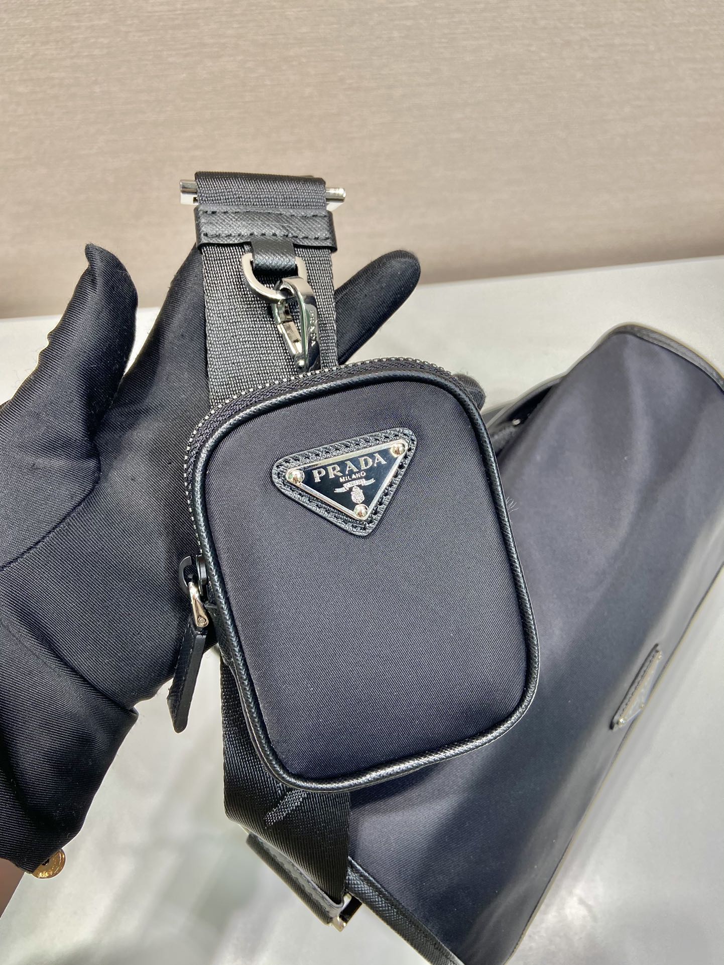 🎉邮差包🎉2VD769中号🎉原单货👍👍这款尼龙翻盖手袋饰有经典的Saffiano皮革饰边，配有两枚旁开扣