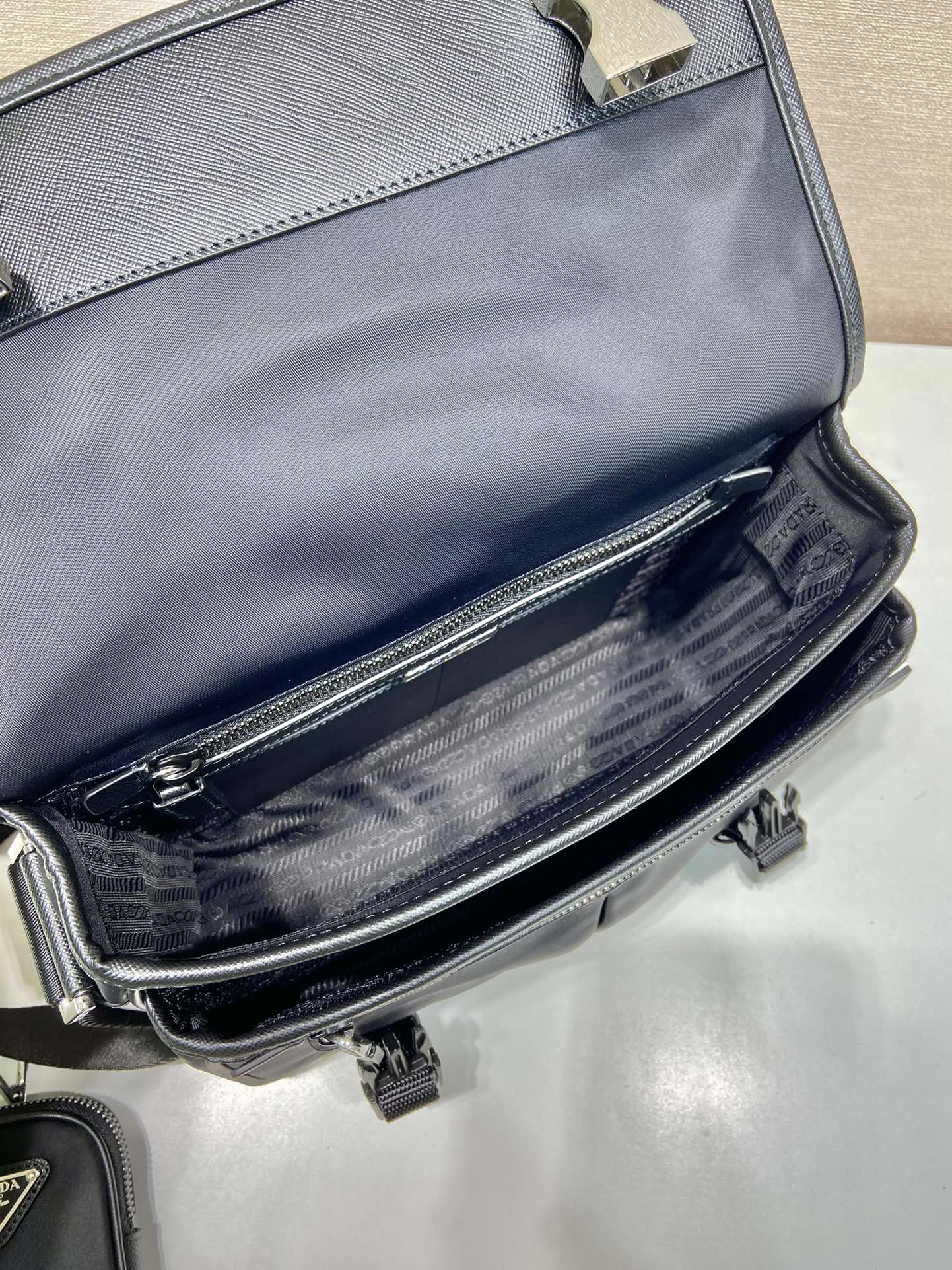 🎉邮差包🎉2VD769中号🎉原单货👍👍这款尼龙翻盖手袋饰有经典的Saffiano皮革饰边，配有两枚旁开扣